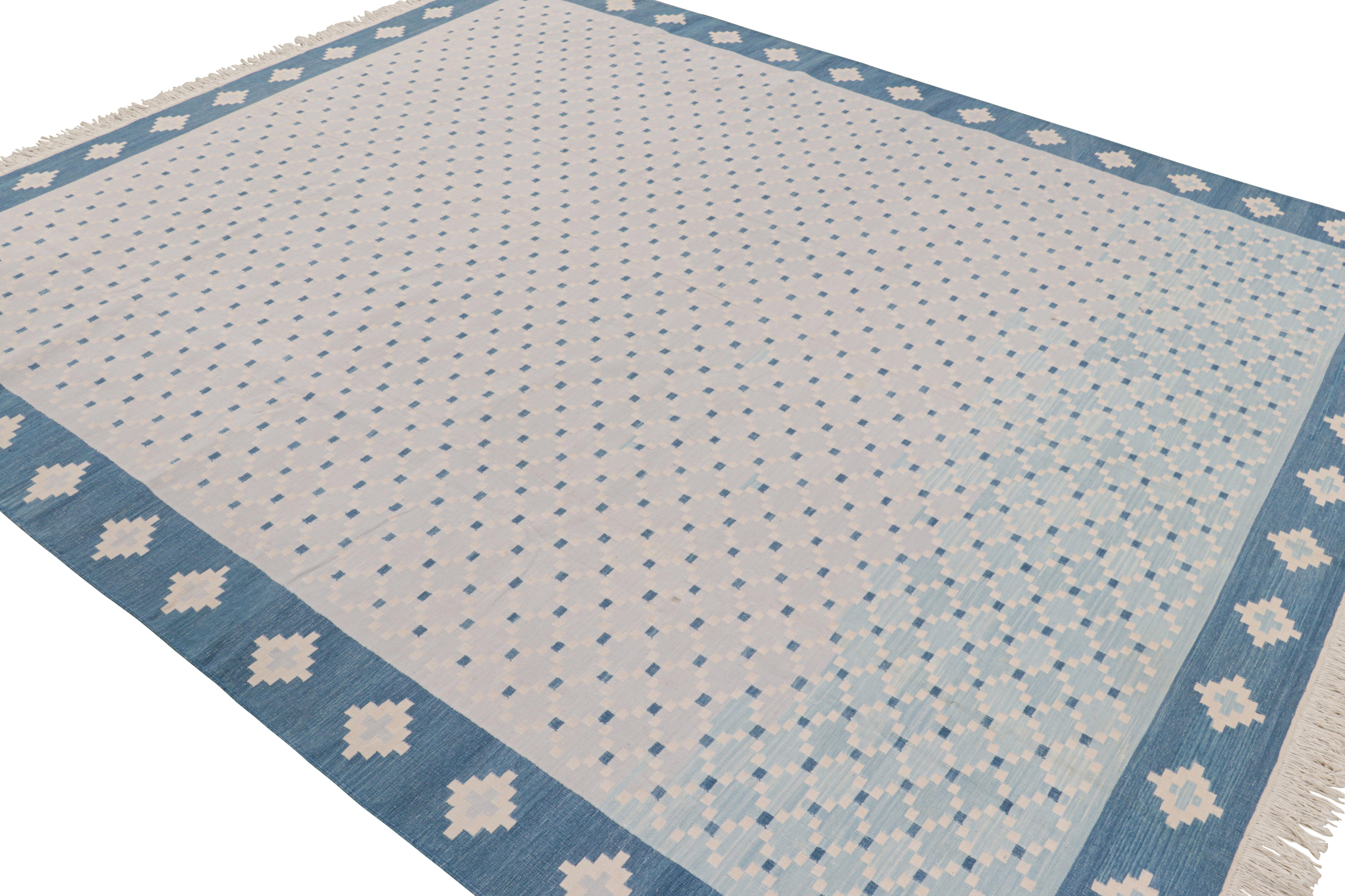 Rug & Kilim's Contemporary Dhurrie-Teppich in Blau mit weißen geometrischen Mustern (Handgewebt) im Angebot