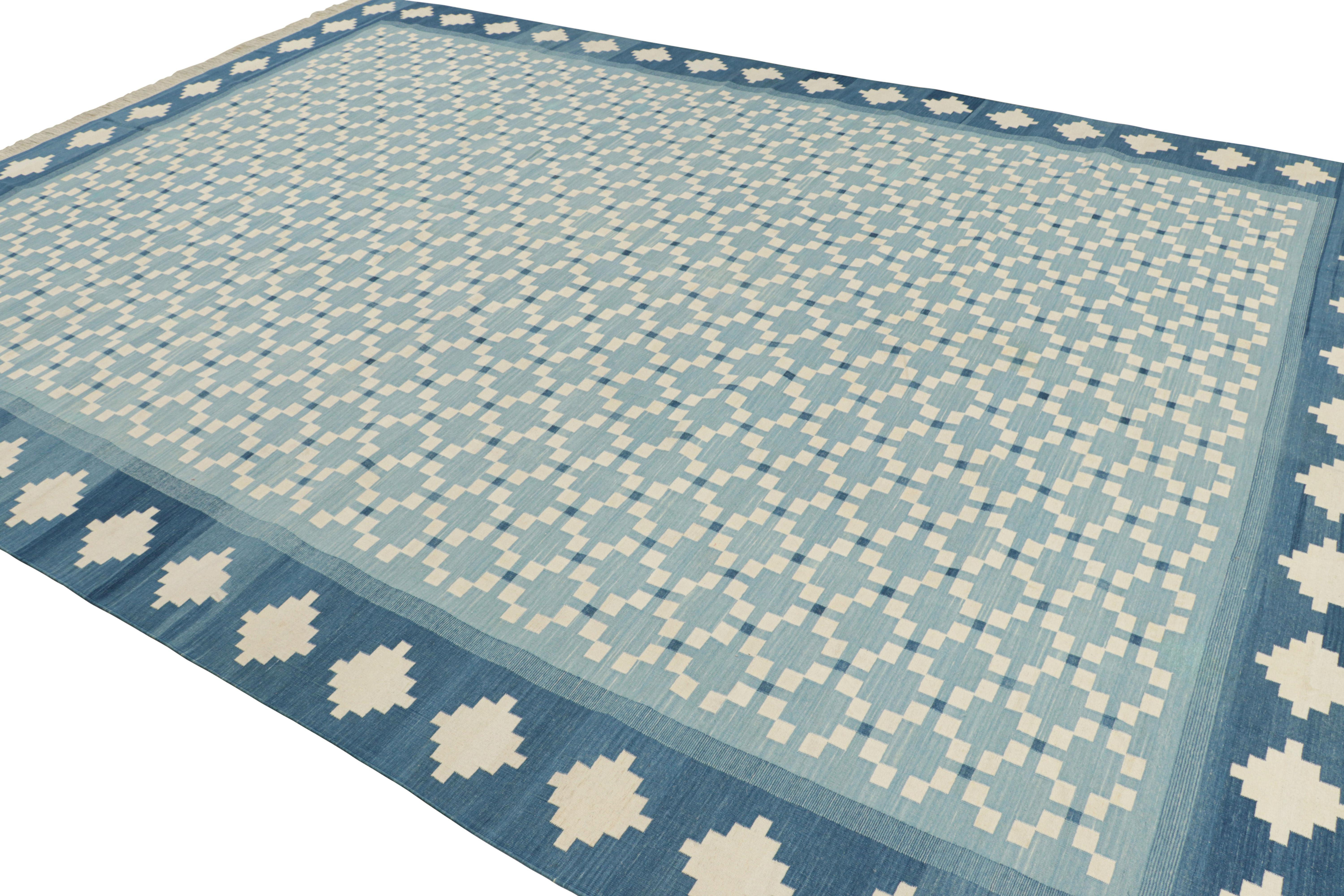 Rug & Kilim's Contemporary Dhurrie-Teppich in Blau mit weißen geometrischen Mustern (Handgewebt) im Angebot