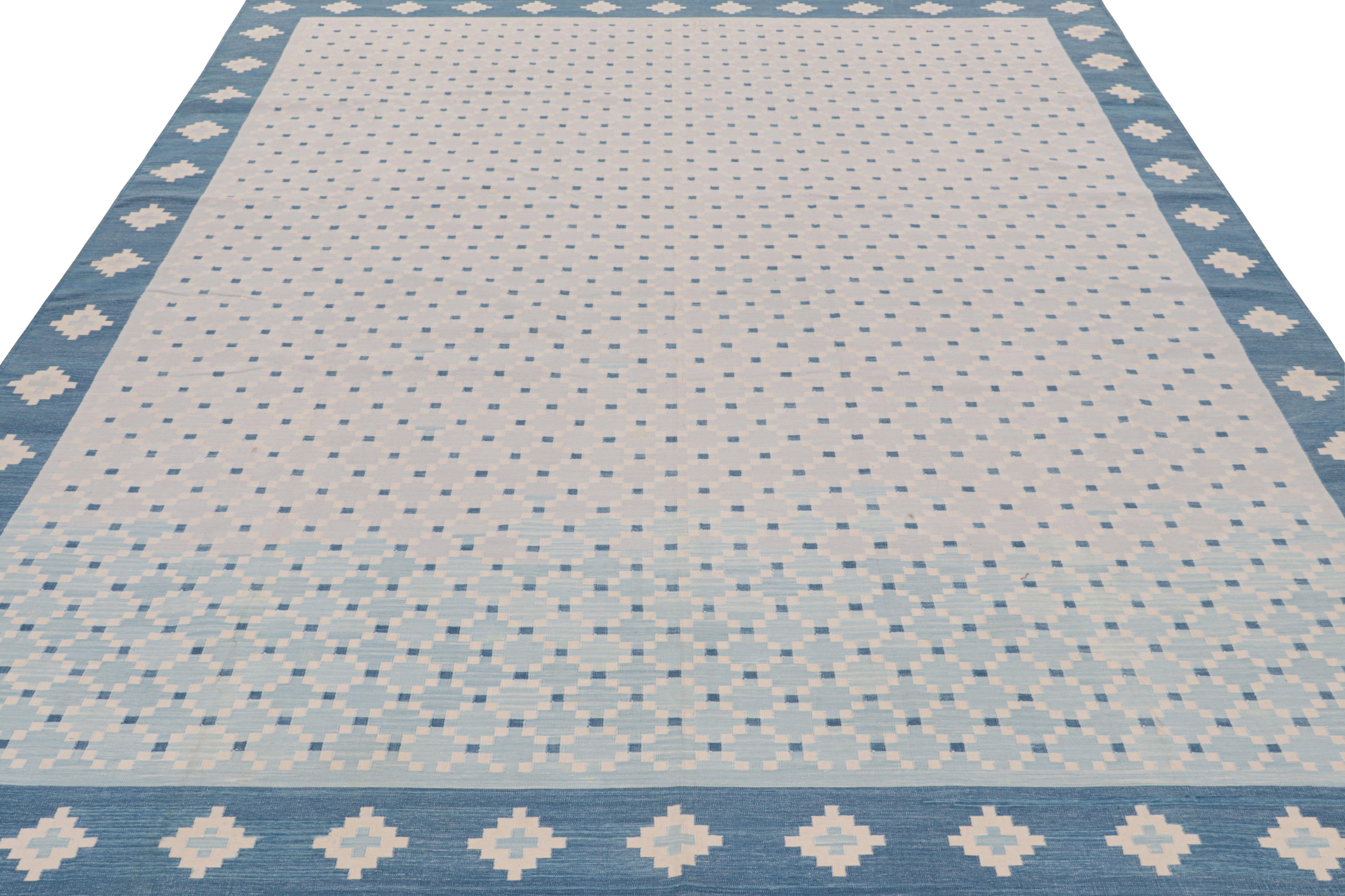 Rug & Kilim's Contemporary Dhurrie-Teppich in Blau mit weißen geometrischen Mustern im Zustand „Neu“ im Angebot in Long Island City, NY