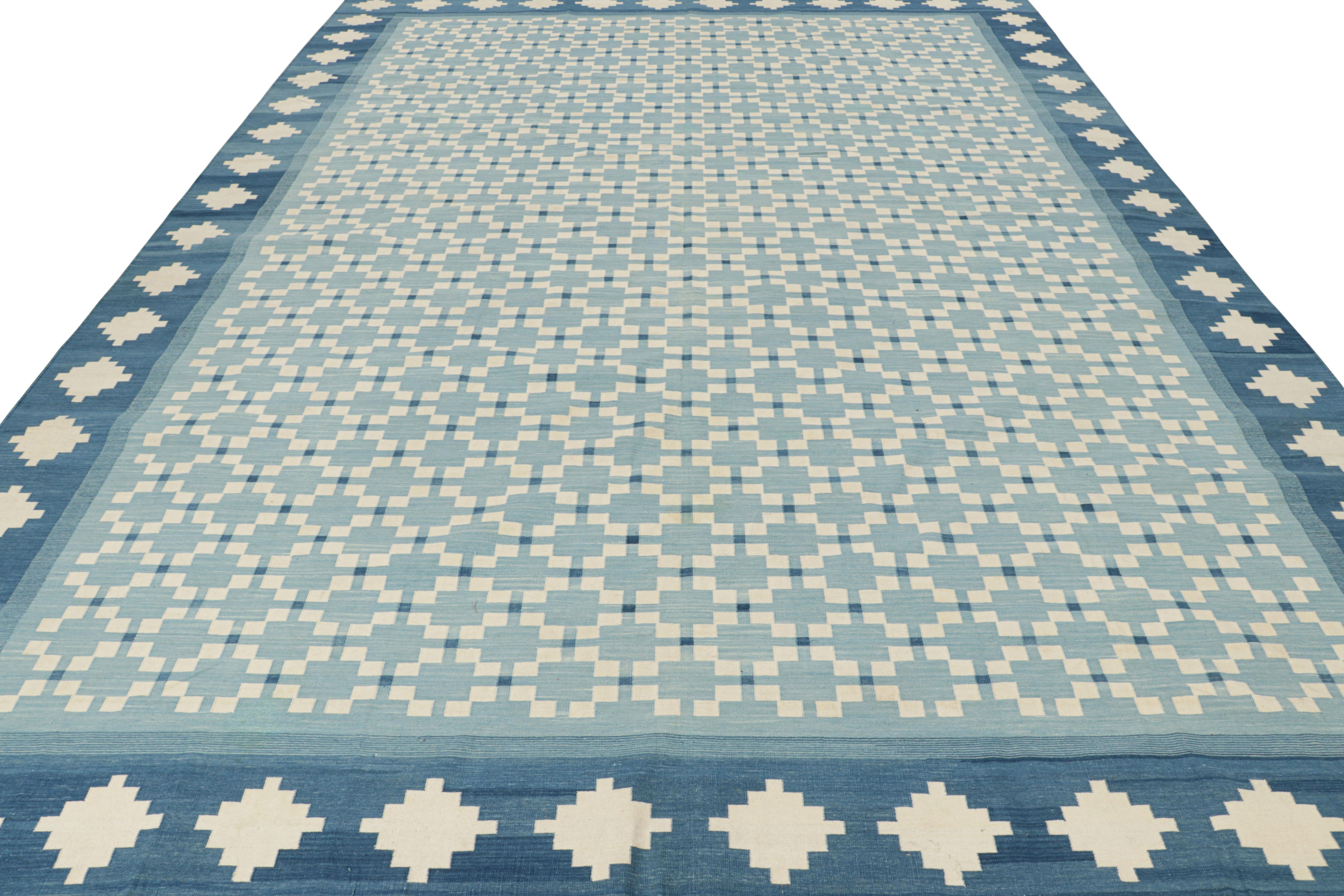 Rug & Kilim's Contemporary Dhurrie-Teppich in Blau mit weißen geometrischen Mustern im Zustand „Neu“ im Angebot in Long Island City, NY