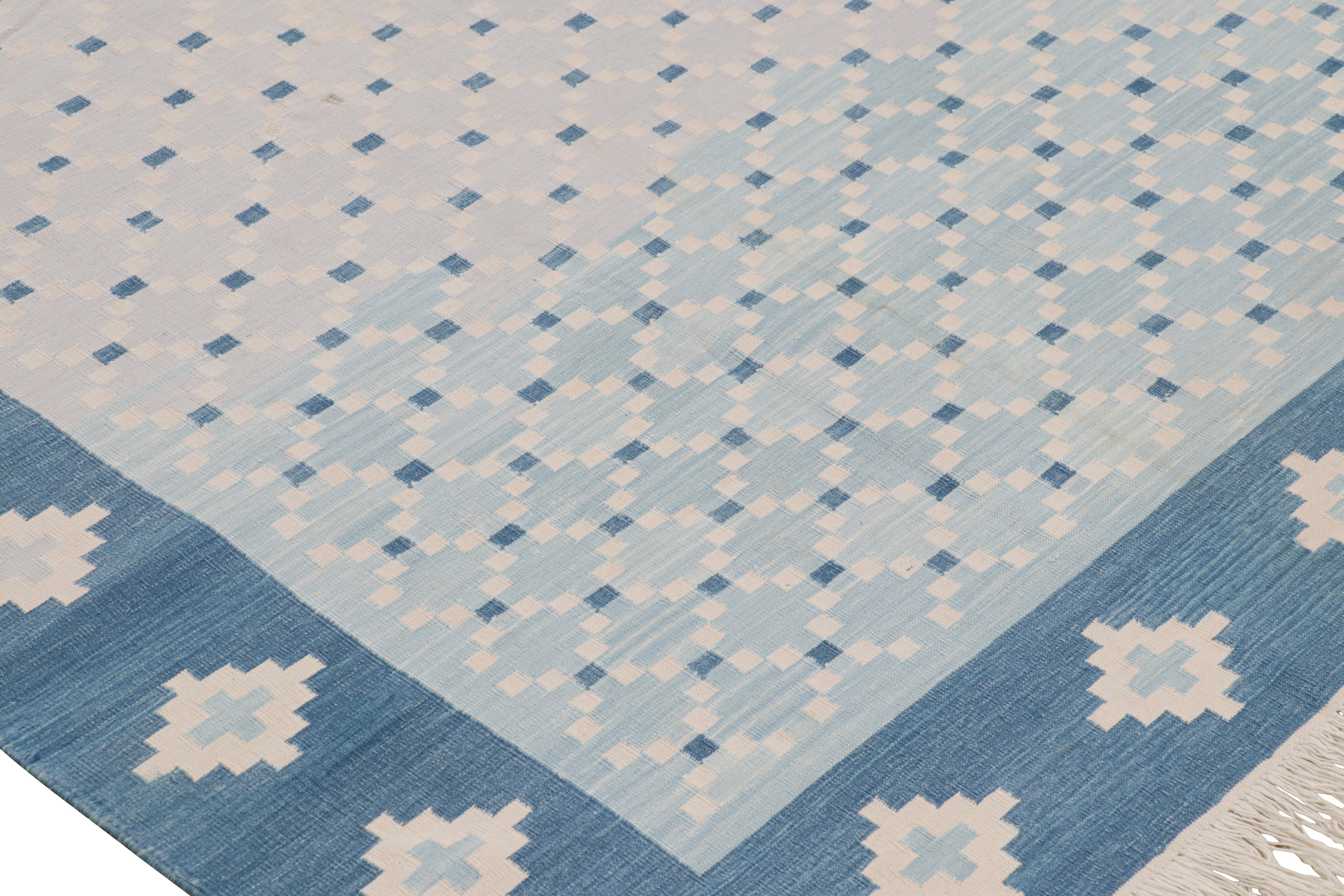 Rug & Kilim's Contemporary Dhurrie-Teppich in Blau mit weißen geometrischen Mustern (21. Jahrhundert und zeitgenössisch) im Angebot