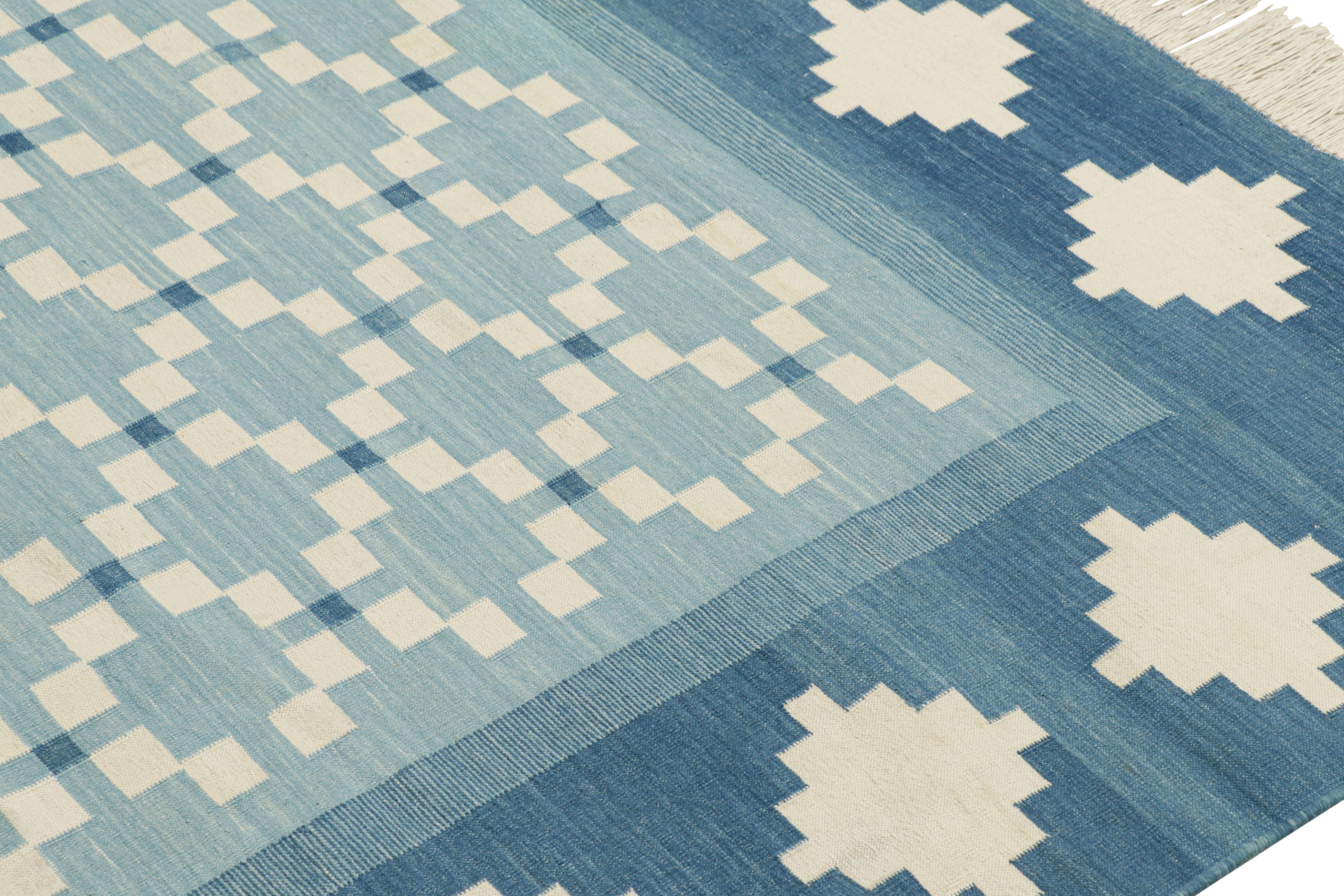Rug & Kilim's Contemporary Dhurrie-Teppich in Blau mit weißen geometrischen Mustern (21. Jahrhundert und zeitgenössisch) im Angebot