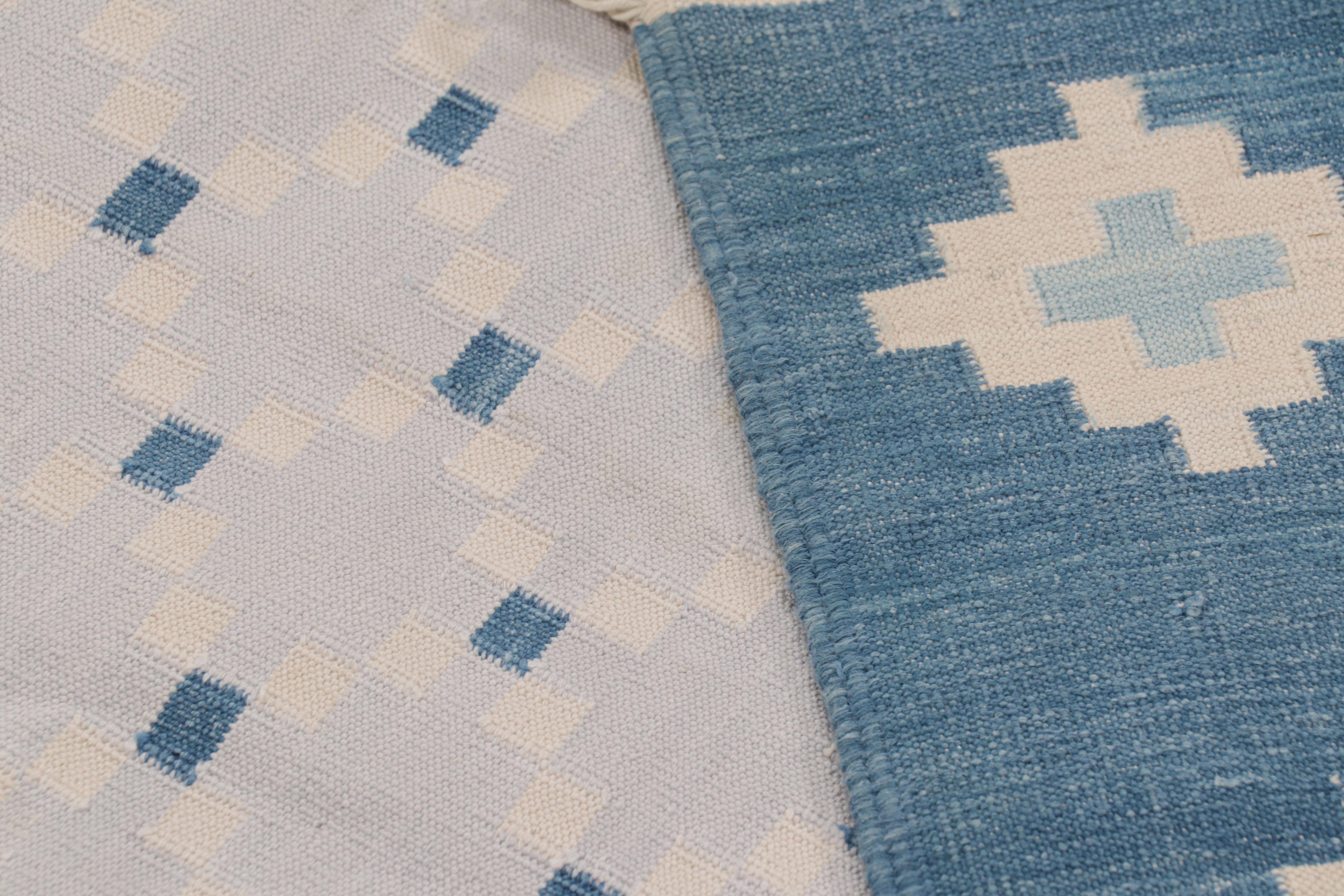 Rug & Kilim's Contemporary Dhurrie-Teppich in Blau mit weißen geometrischen Mustern (Baumwolle) im Angebot