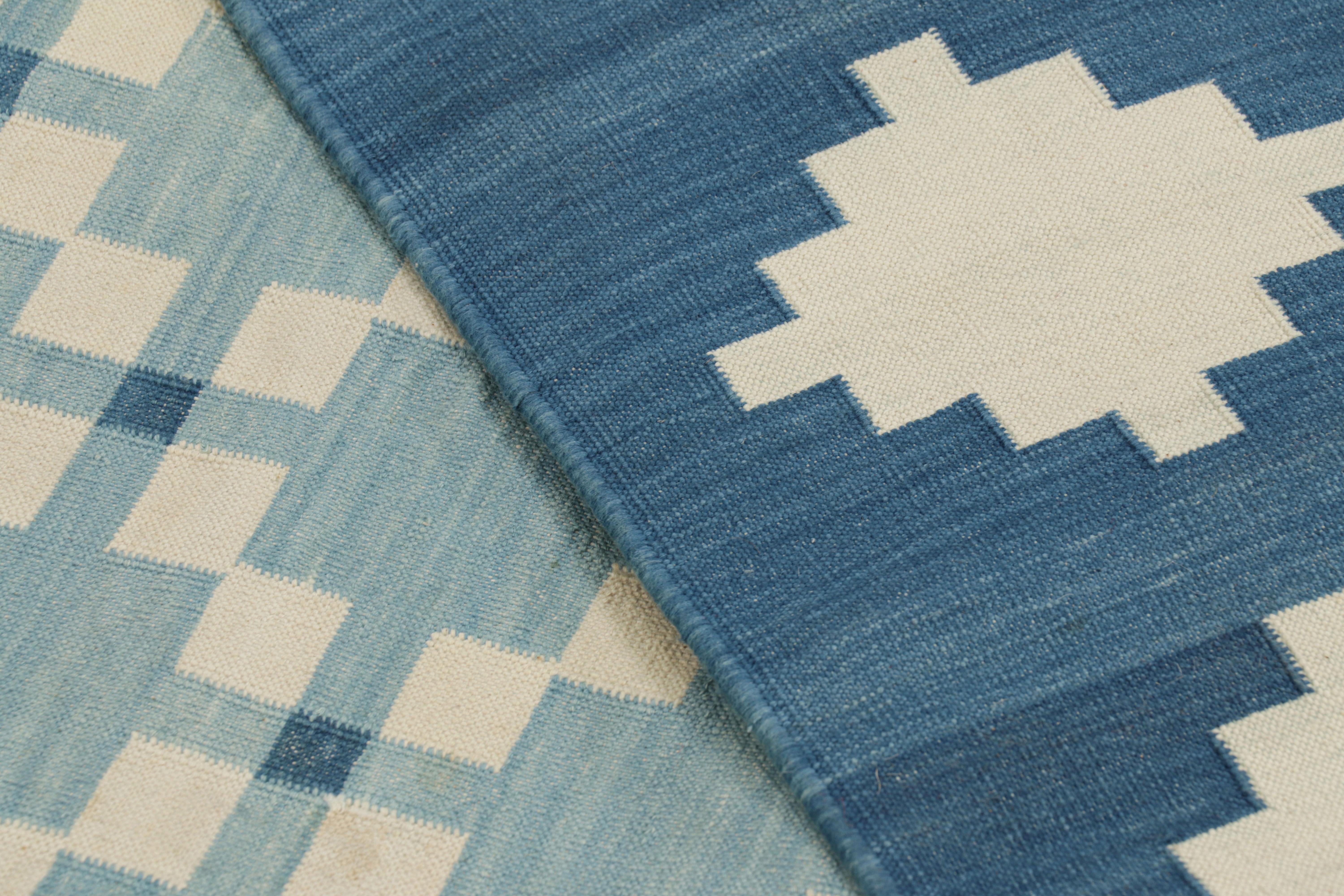 Rug & Kilim's Contemporary Dhurrie-Teppich in Blau mit weißen geometrischen Mustern (Baumwolle) im Angebot