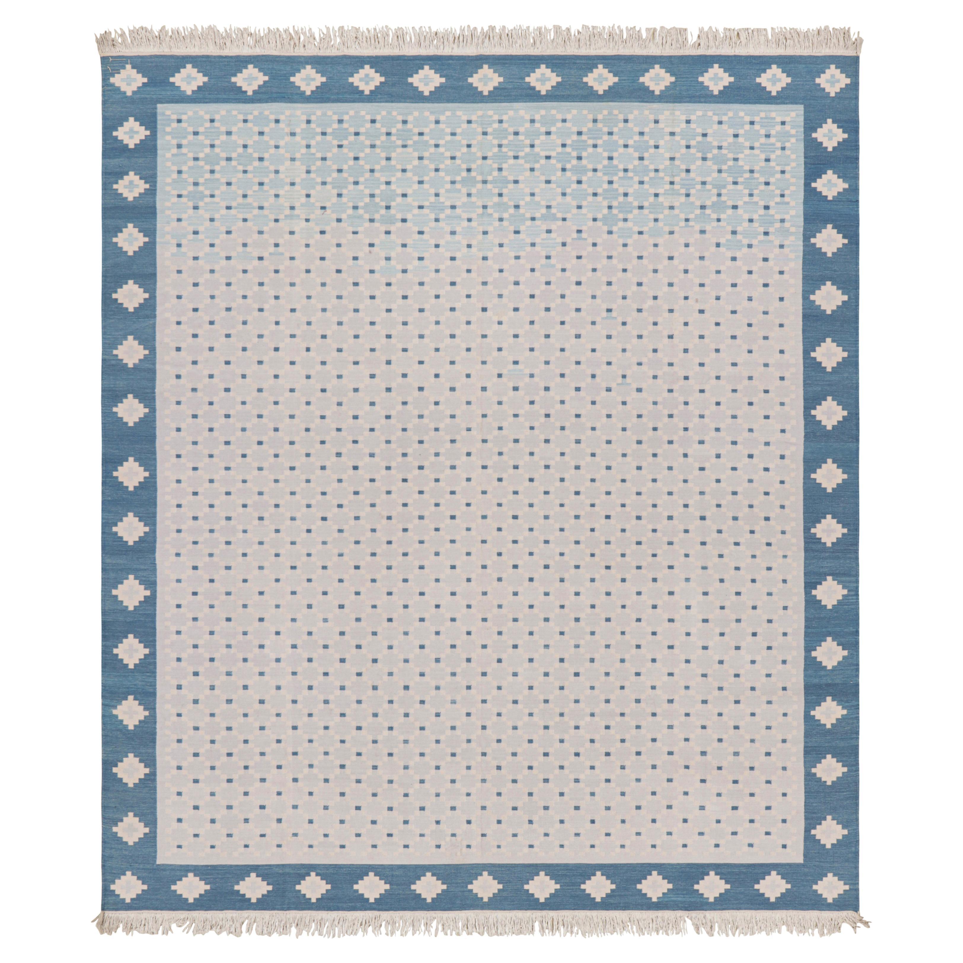 Alfombra contemporánea Dhurrie de Rug & Kilim en azul con motivos geométricos blancos
