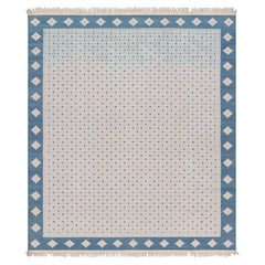 Alfombra contemporánea Dhurrie de Rug & Kilim en azul con motivos geométricos blancos
