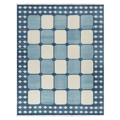 Rug & Kilim's Contemporary Dhurrie-Teppich in Blau mit weißen geometrischen Mustern