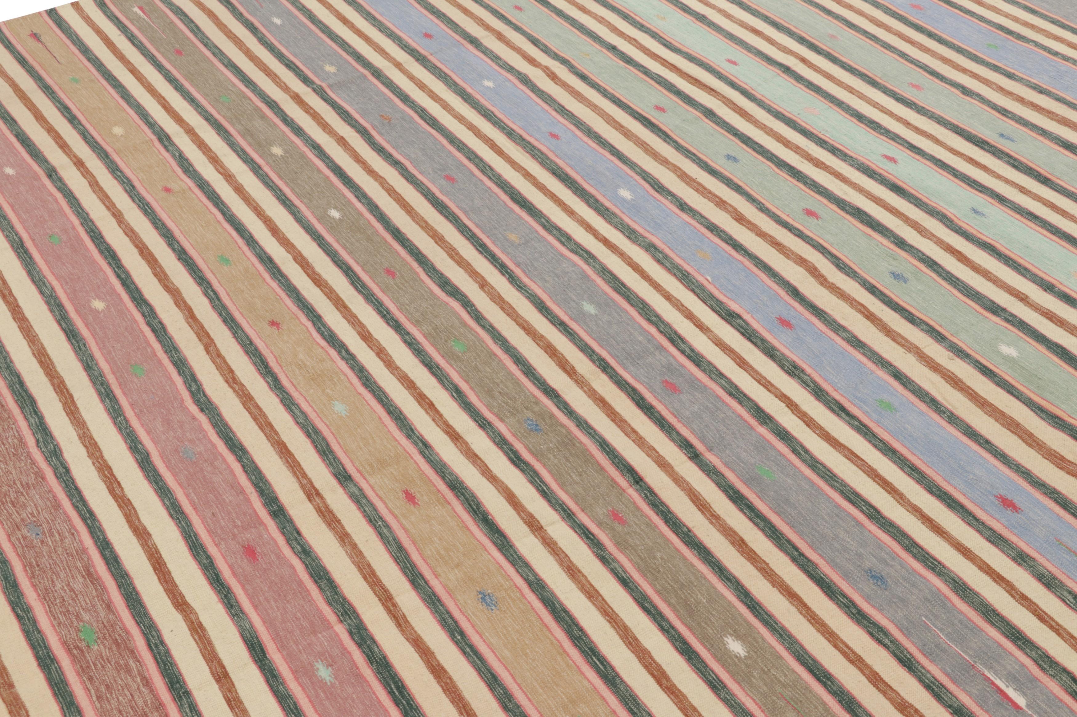Dieses moderne 8x9 Dhurrie-Flachgewebe ist ein aufregender Neuzugang in der geschätzten Kollektion von Rug & Kilim, die nach Maß gefertigt wird. Dieses handgewebte Baumwollgewebe ist eine moderne Interpretation antiker und alter Dhurrie-Flachgewebe