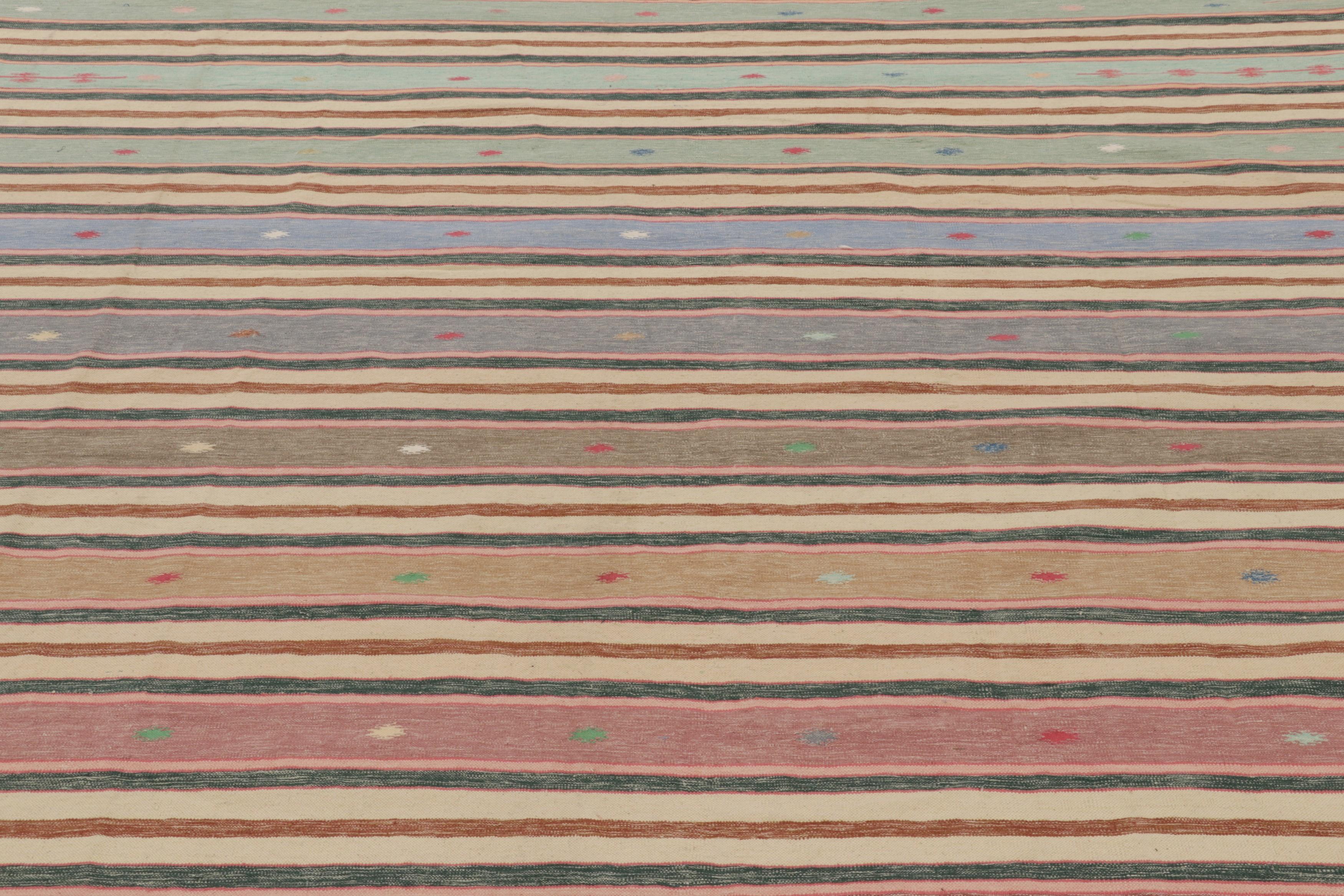 Rug & Kilim's zeitgenössischer Dhurrie-Teppich in Braun und bunten Streifen (Skandinavische Moderne) im Angebot