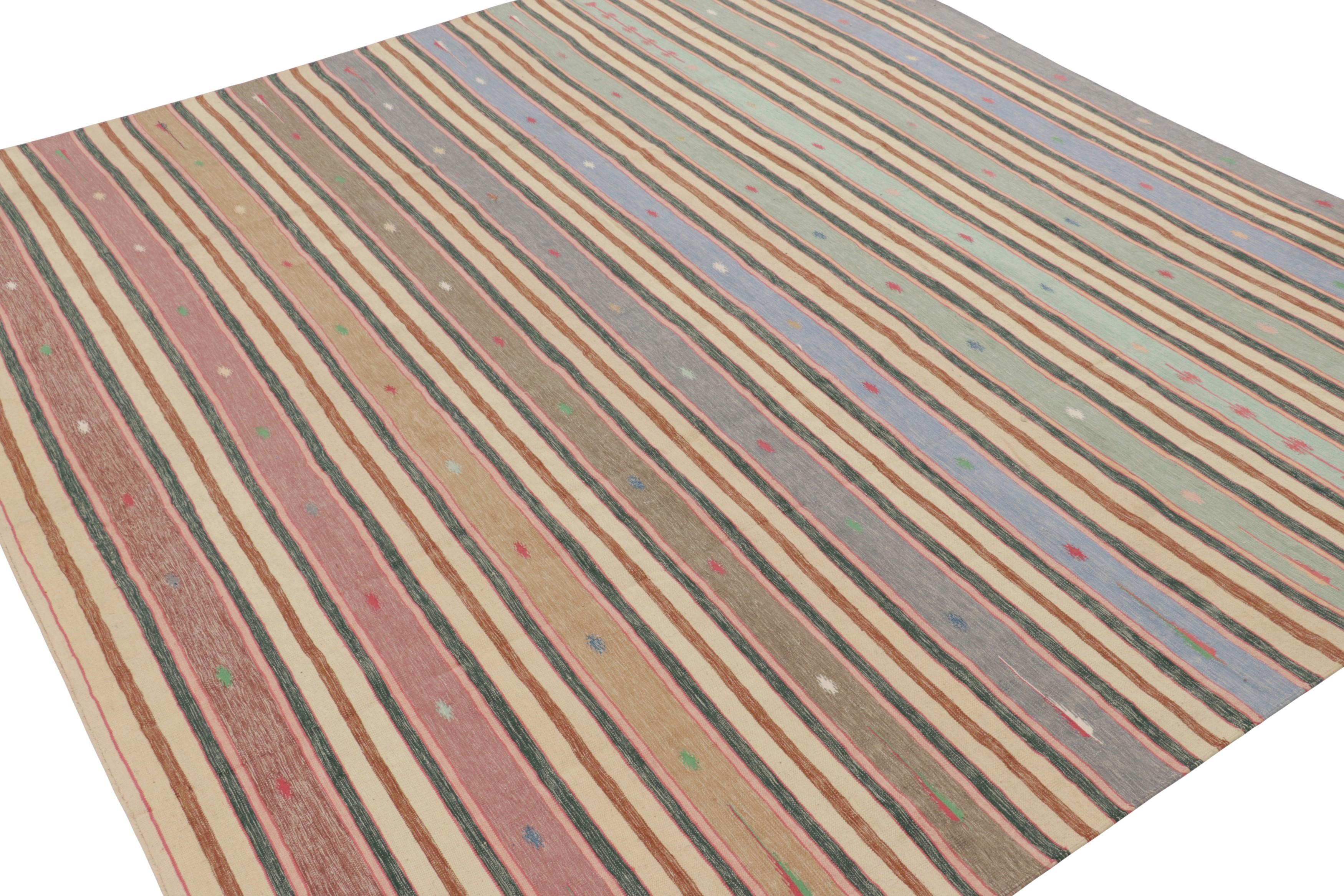 Rug & Kilim's zeitgenössischer Dhurrie-Teppich in Braun und bunten Streifen (Indisch) im Angebot
