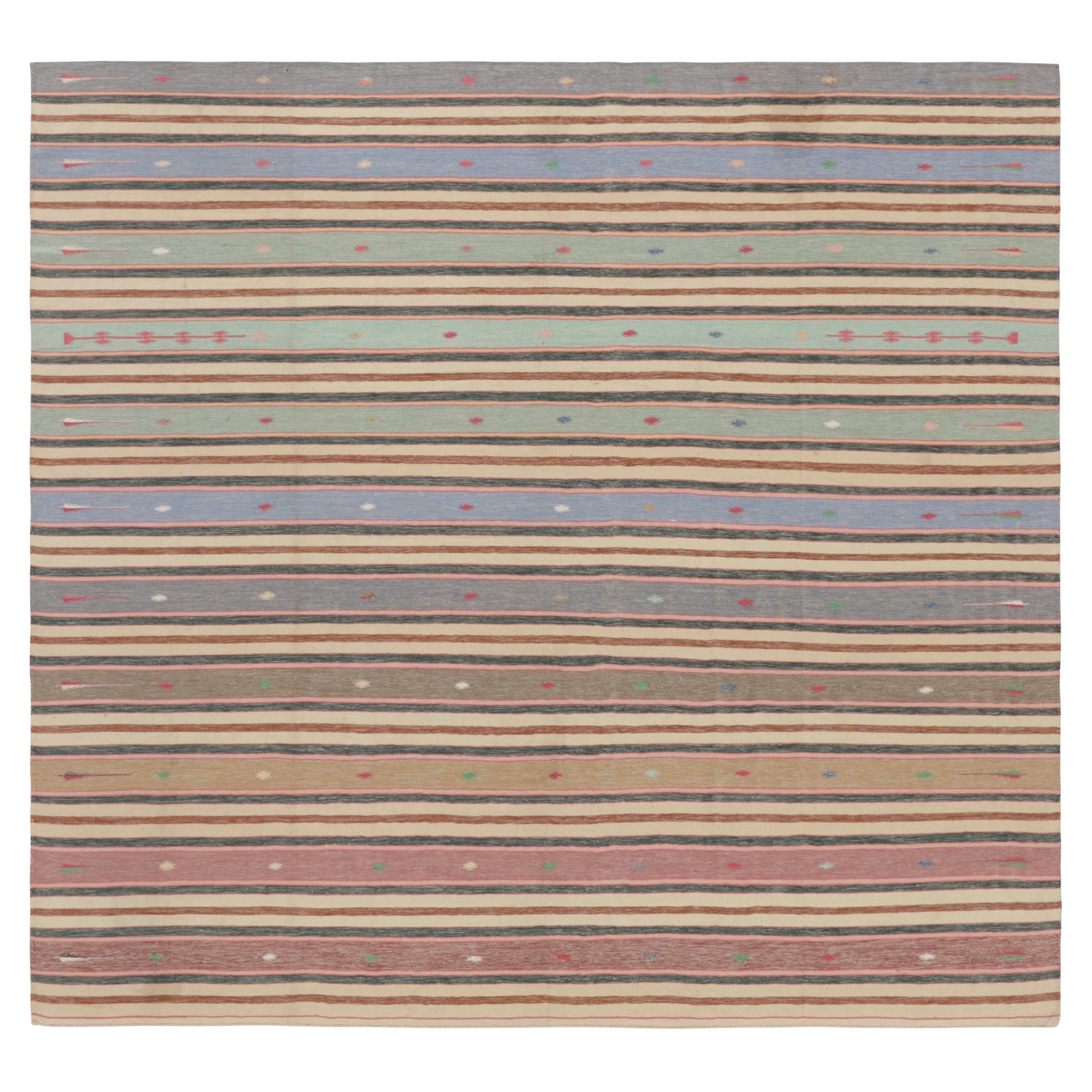 Rug & Kilim's zeitgenössischer Dhurrie-Teppich in Braun und bunten Streifen im Angebot