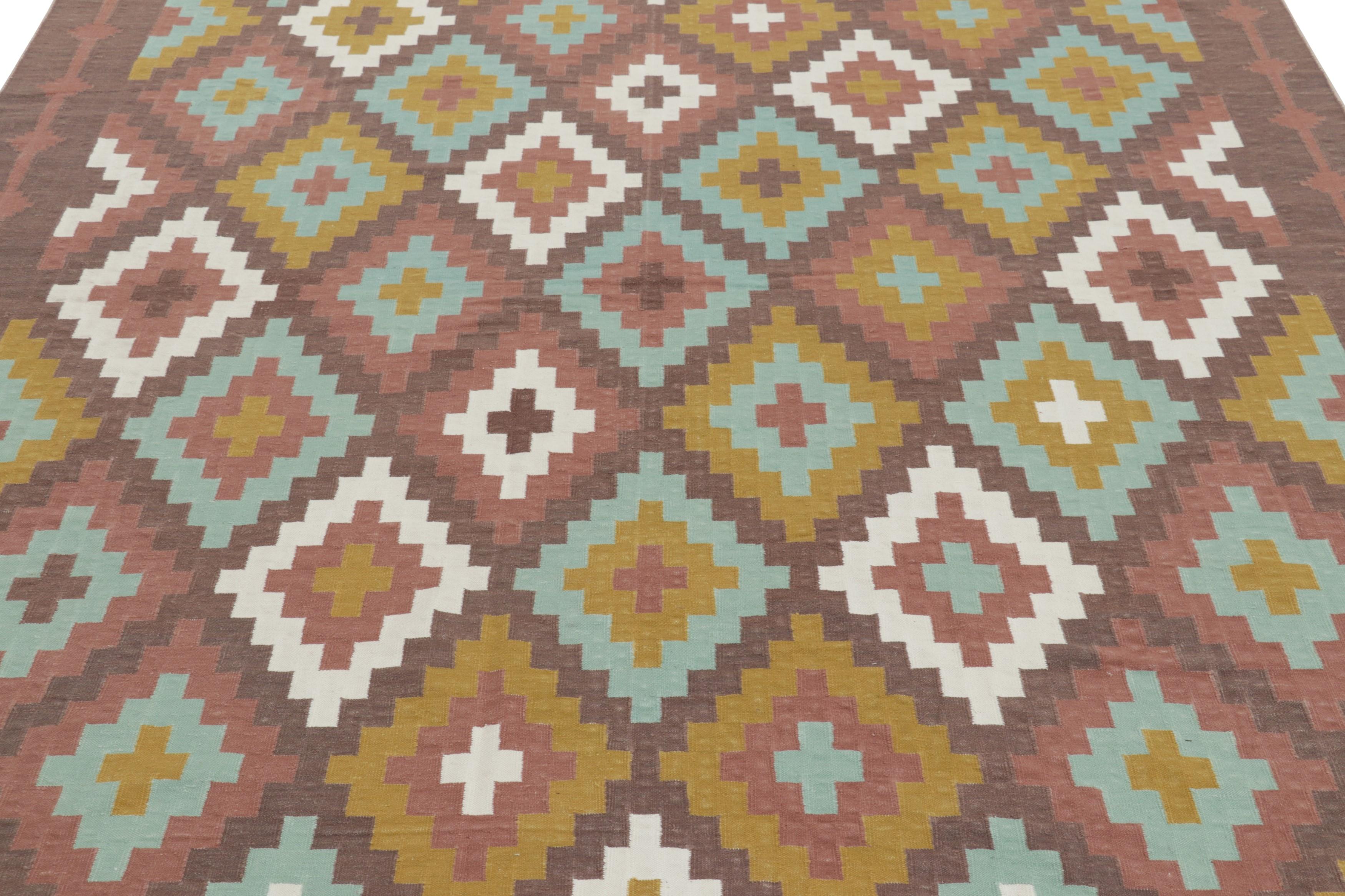 Dieses zeitgenössische 7x10 Dhurrie-Flachgewebe ist ein aufregender Neuzugang in der geschätzten Kollektion von Rug & Kilim, die nach Maß gefertigt wird. Dieses handgewebte Baumwollgewebe ist eine moderne Interpretation antiker und alter
