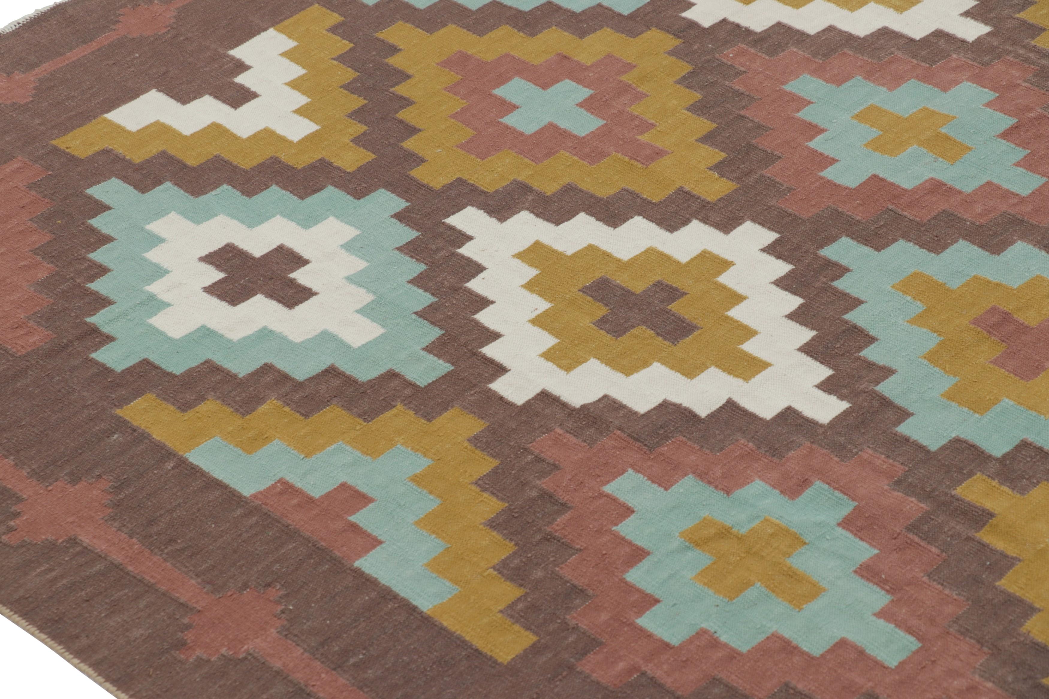 Rug & Kilim's Zeitgenössischer Dhurrie-Teppich in Braun mit Rautenmustern (Kelim) im Angebot