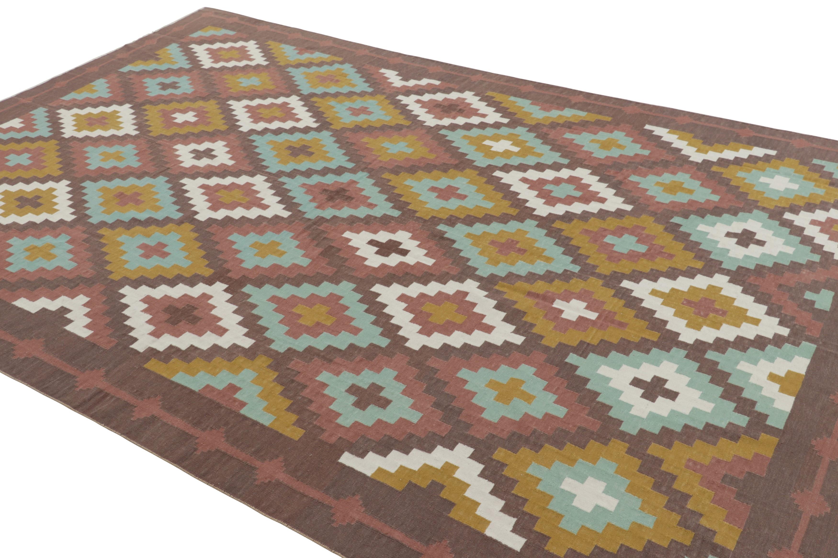 Rug & Kilim's Zeitgenössischer Dhurrie-Teppich in Braun mit Rautenmustern (Indisch) im Angebot