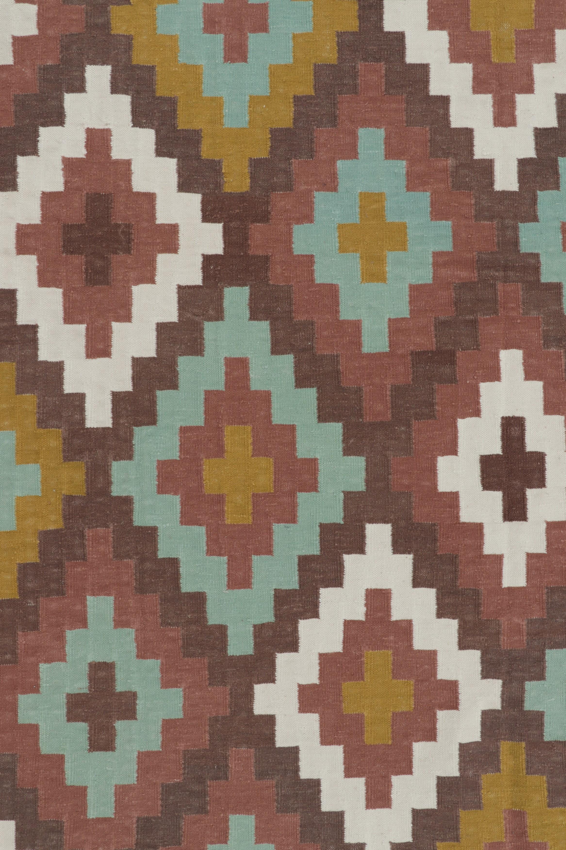 Rug & Kilim's Zeitgenössischer Dhurrie-Teppich in Braun mit Rautenmustern im Zustand „Neu“ im Angebot in Long Island City, NY