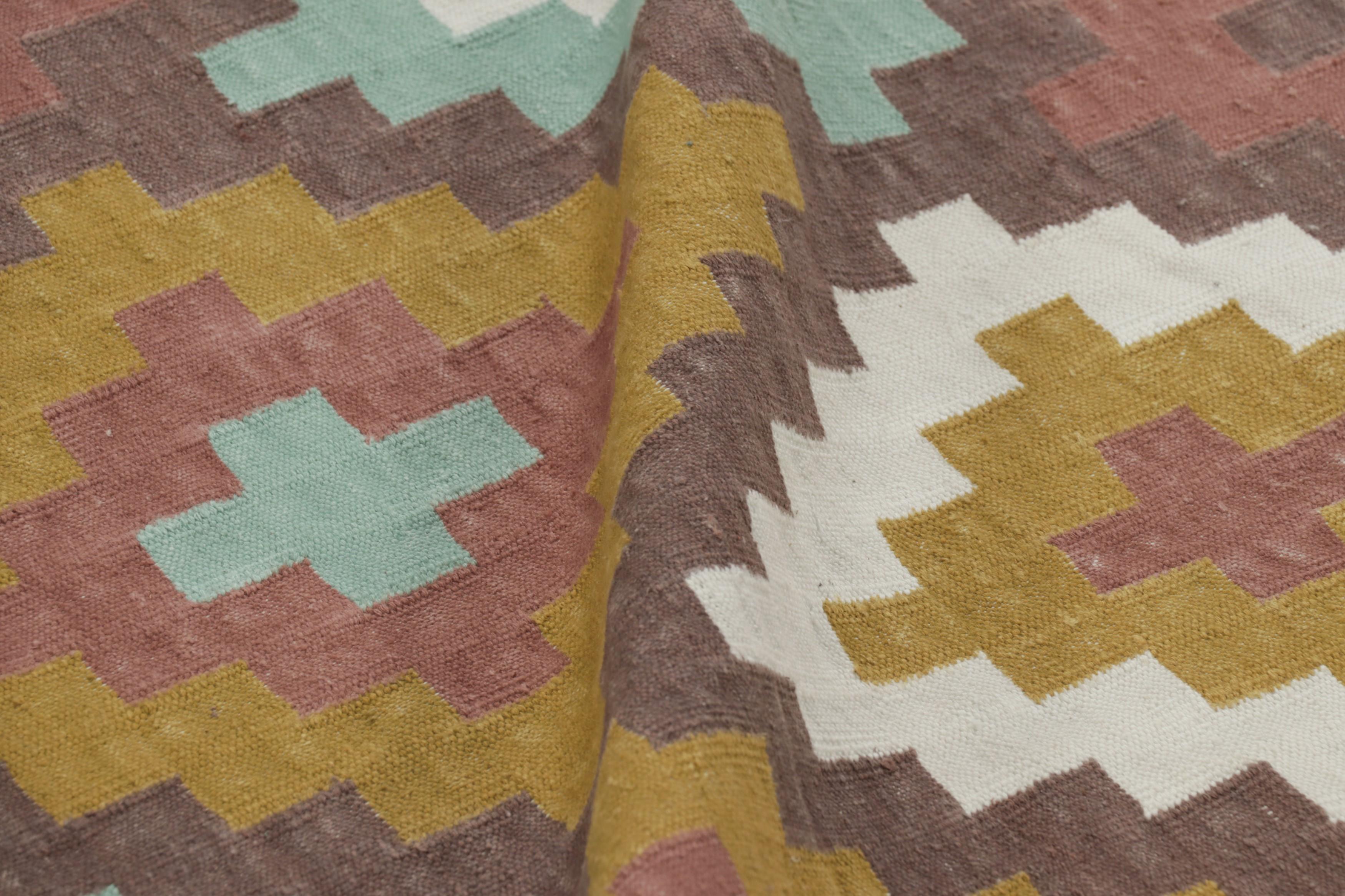 Rug & Kilim's Zeitgenössischer Dhurrie-Teppich in Braun mit Rautenmustern (21. Jahrhundert und zeitgenössisch) im Angebot