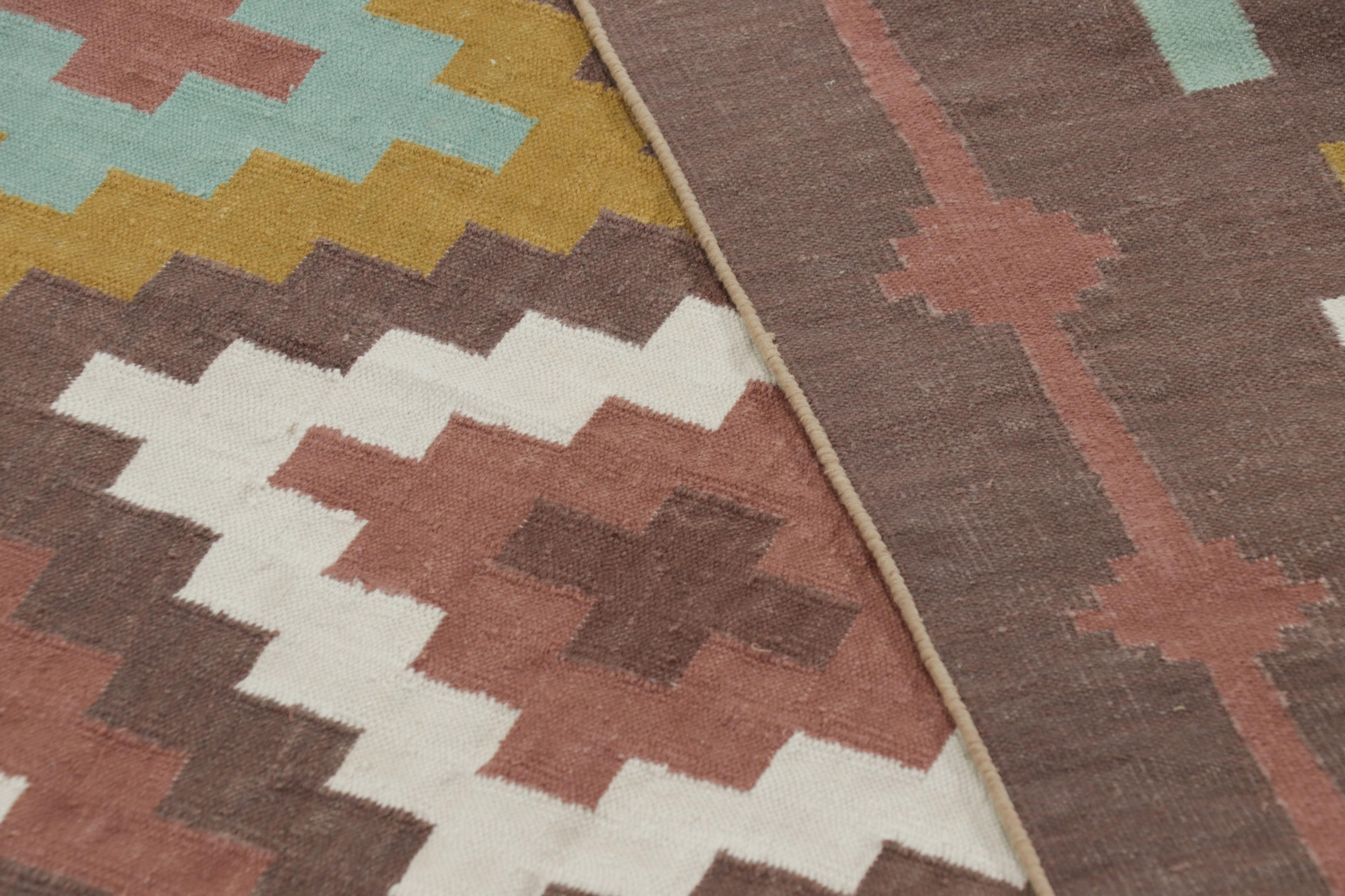 Rug & Kilim's Zeitgenössischer Dhurrie-Teppich in Braun mit Rautenmustern (Baumwolle) im Angebot