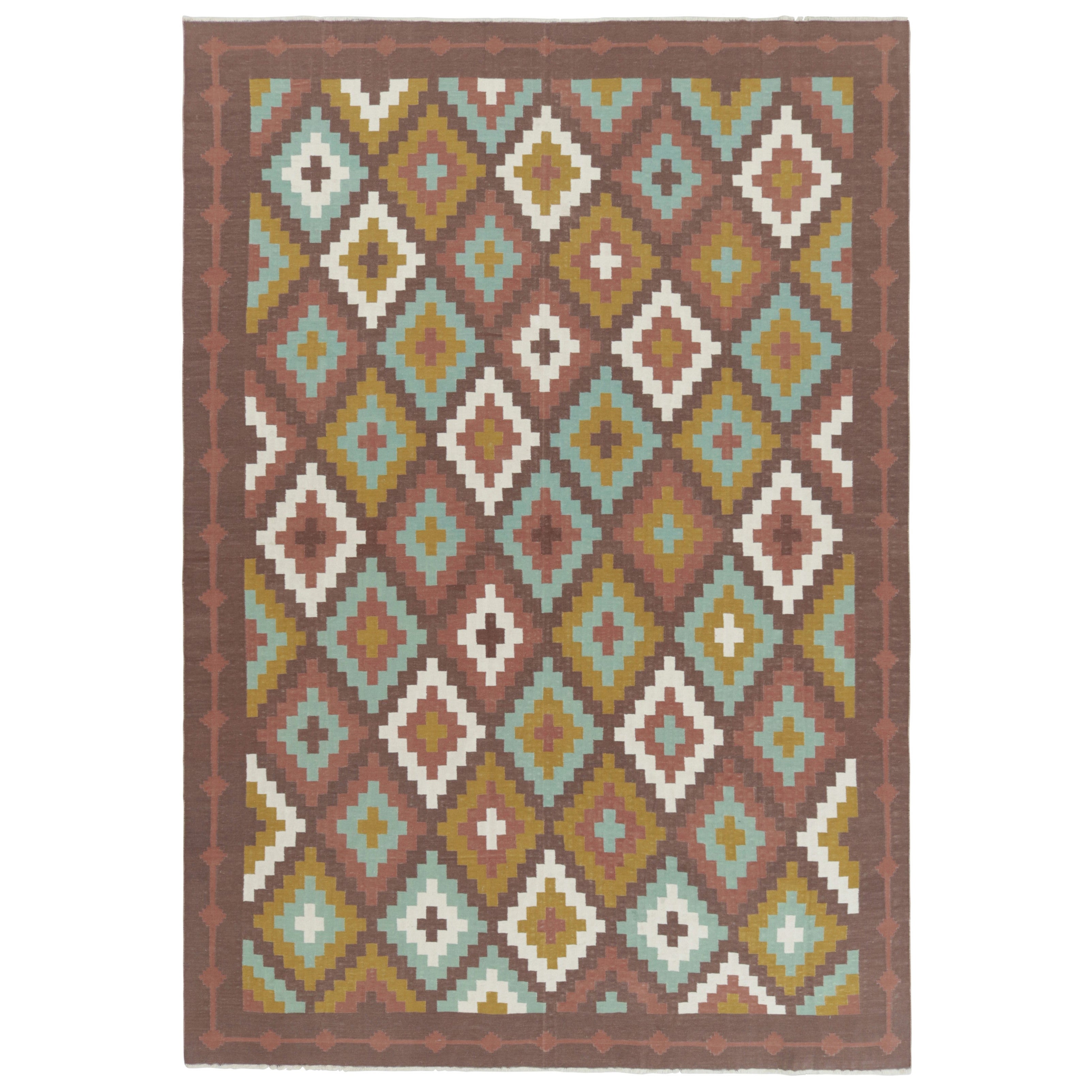 Rug & Kilim's Zeitgenössischer Dhurrie-Teppich in Braun mit Rautenmustern im Angebot