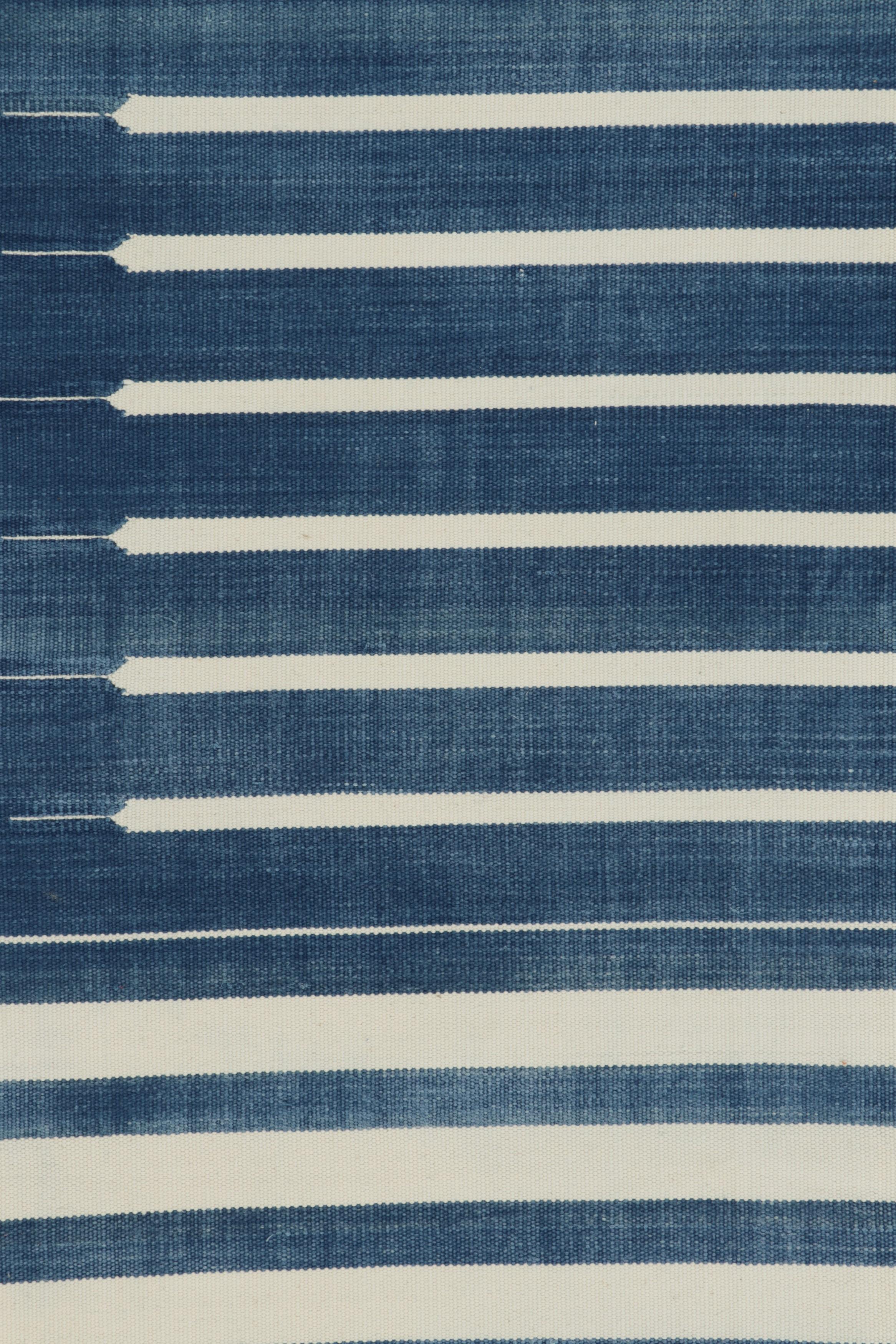 Rug & Kilim's Zeitgenössischer Dhurrie-Teppich in Dunkelblau und Weiß gestreift (Kelim) im Angebot