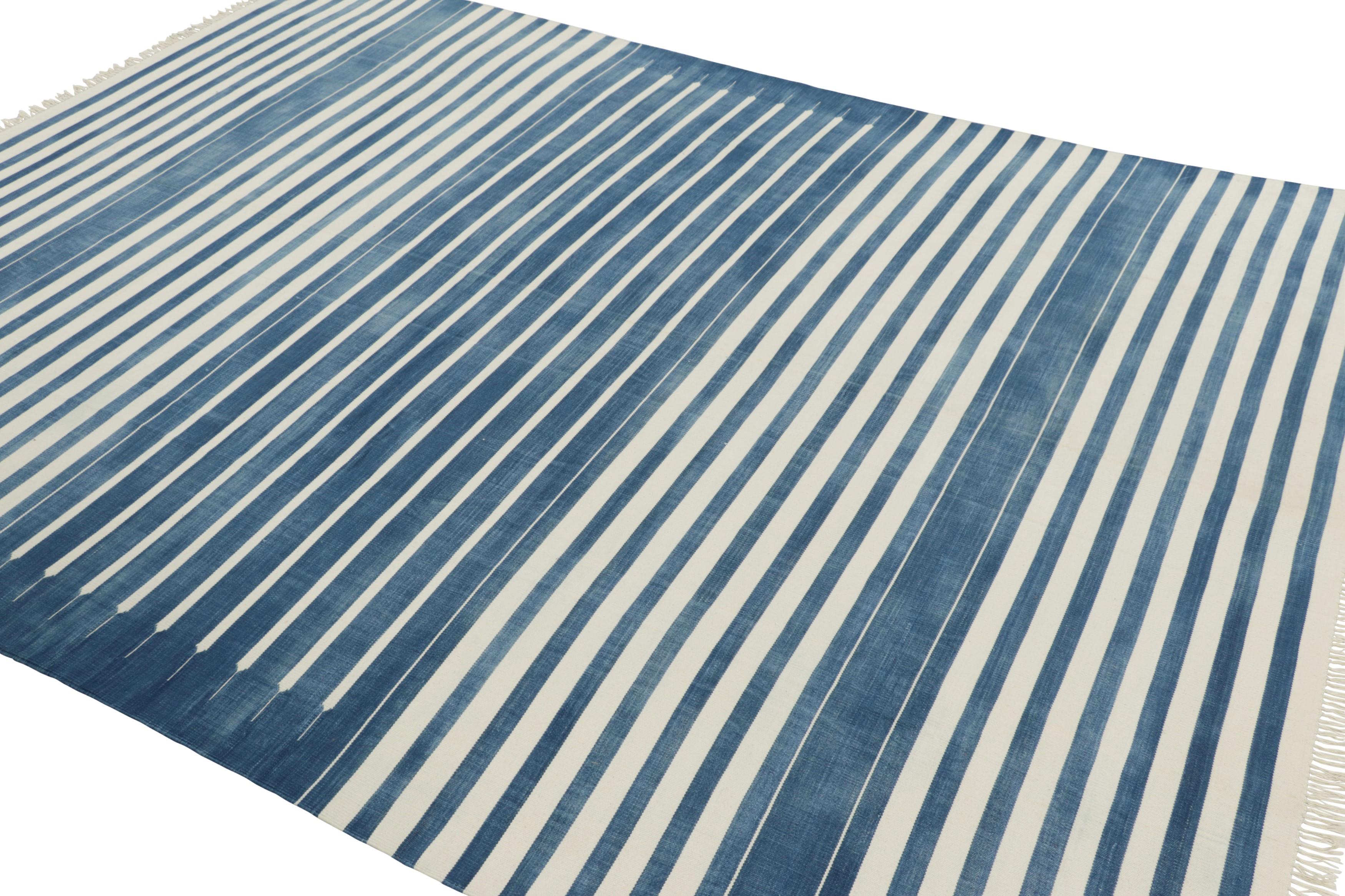 Rug & Kilim's Zeitgenössischer Dhurrie-Teppich in Dunkelblau und Weiß gestreift (Indisch) im Angebot