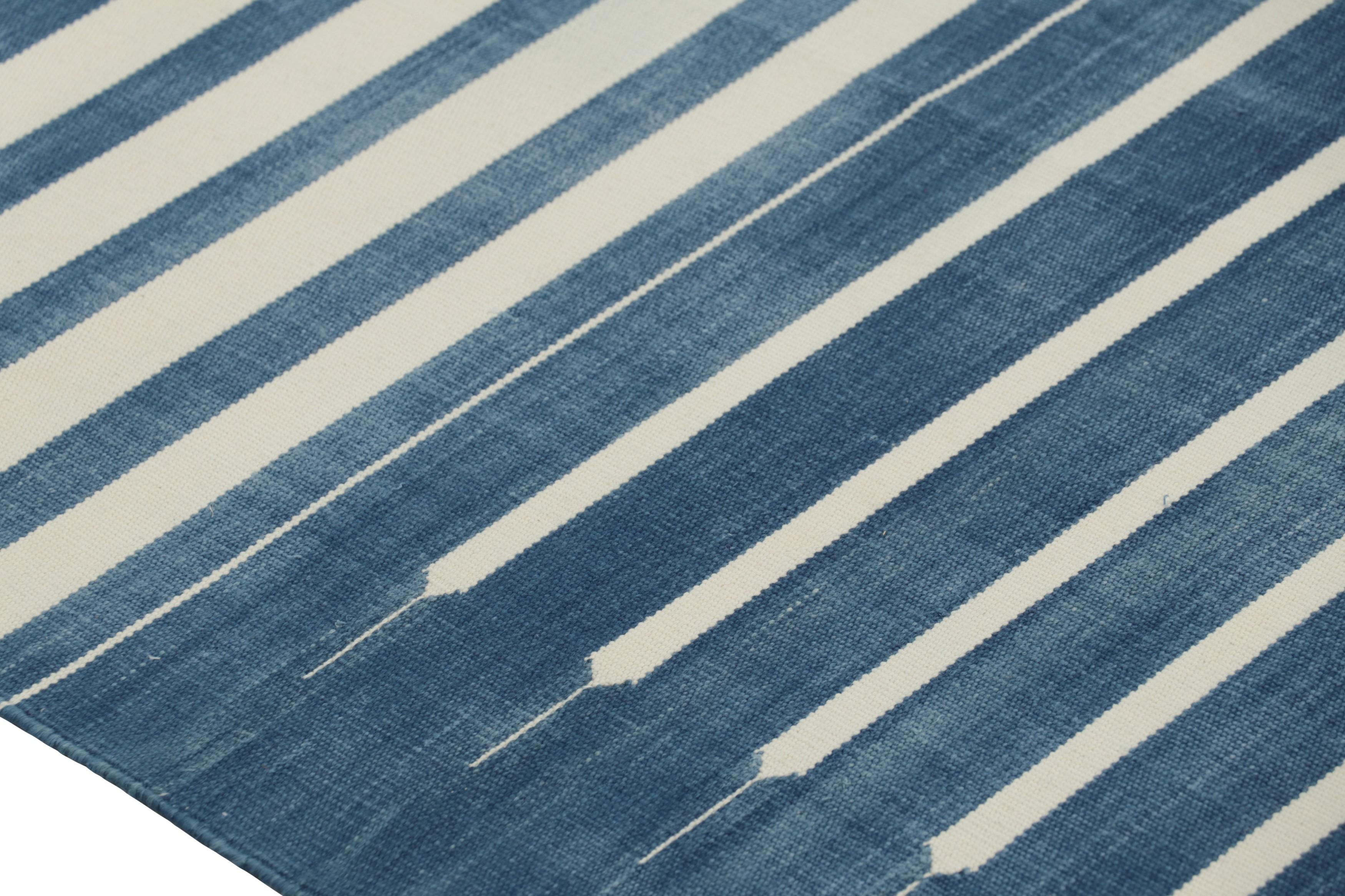 Rug & Kilim's Zeitgenössischer Dhurrie-Teppich in Dunkelblau und Weiß gestreift (Handgewebt) im Angebot