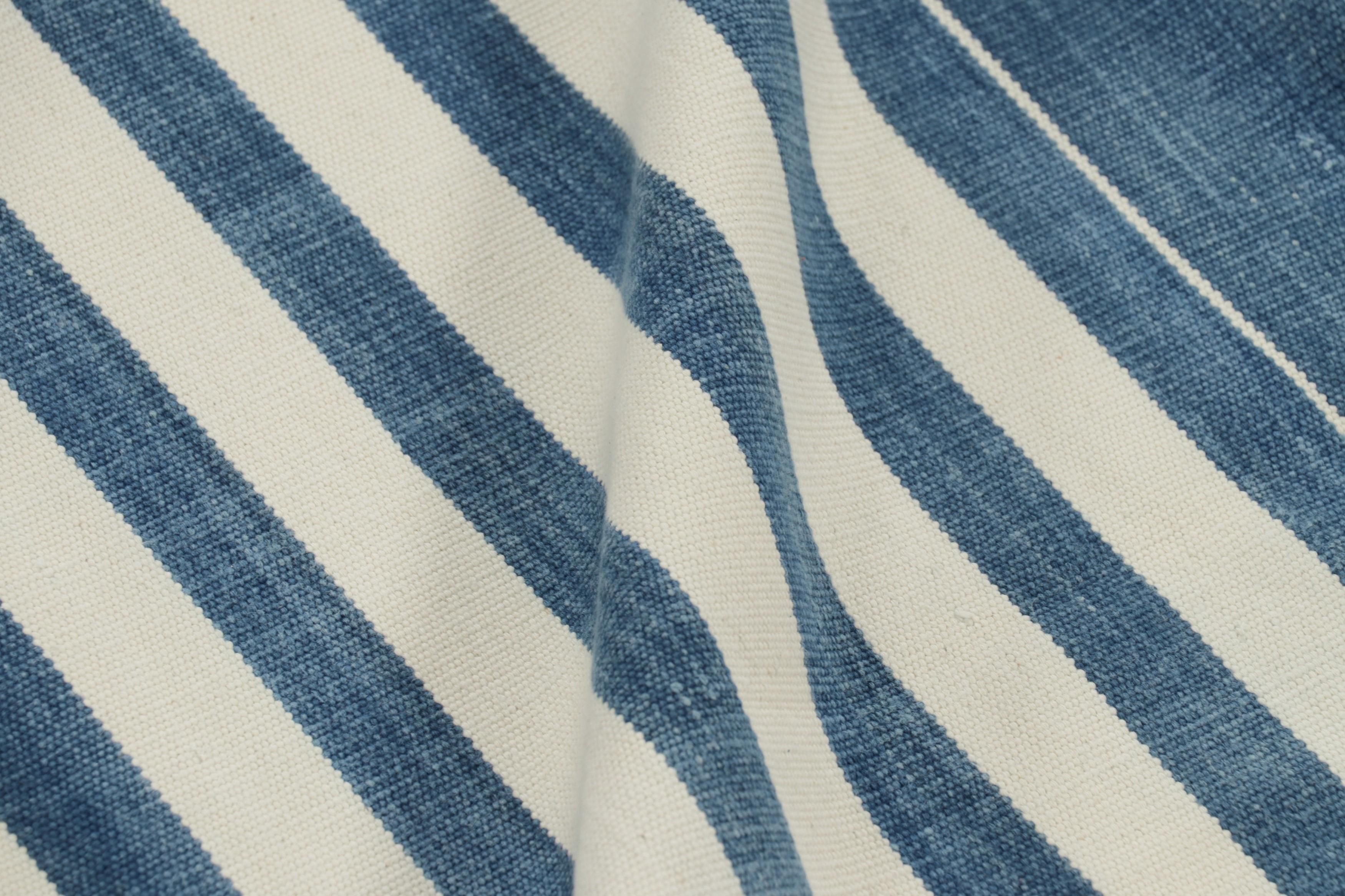 Rug & Kilim's Zeitgenössischer Dhurrie-Teppich in Dunkelblau und Weiß gestreift im Zustand „Neu“ im Angebot in Long Island City, NY