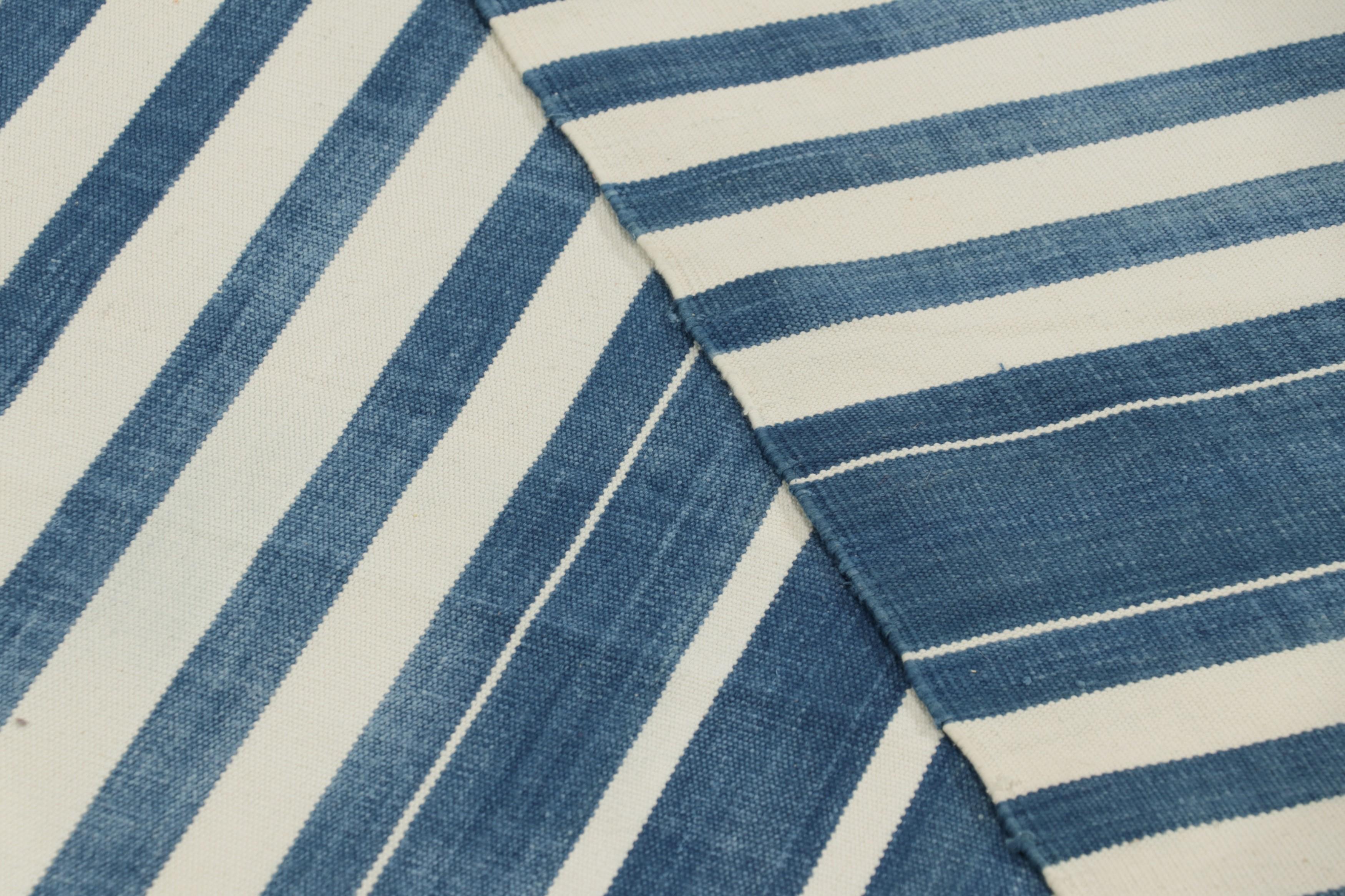 Rug & Kilim's Zeitgenössischer Dhurrie-Teppich in Dunkelblau und Weiß gestreift (21. Jahrhundert und zeitgenössisch) im Angebot