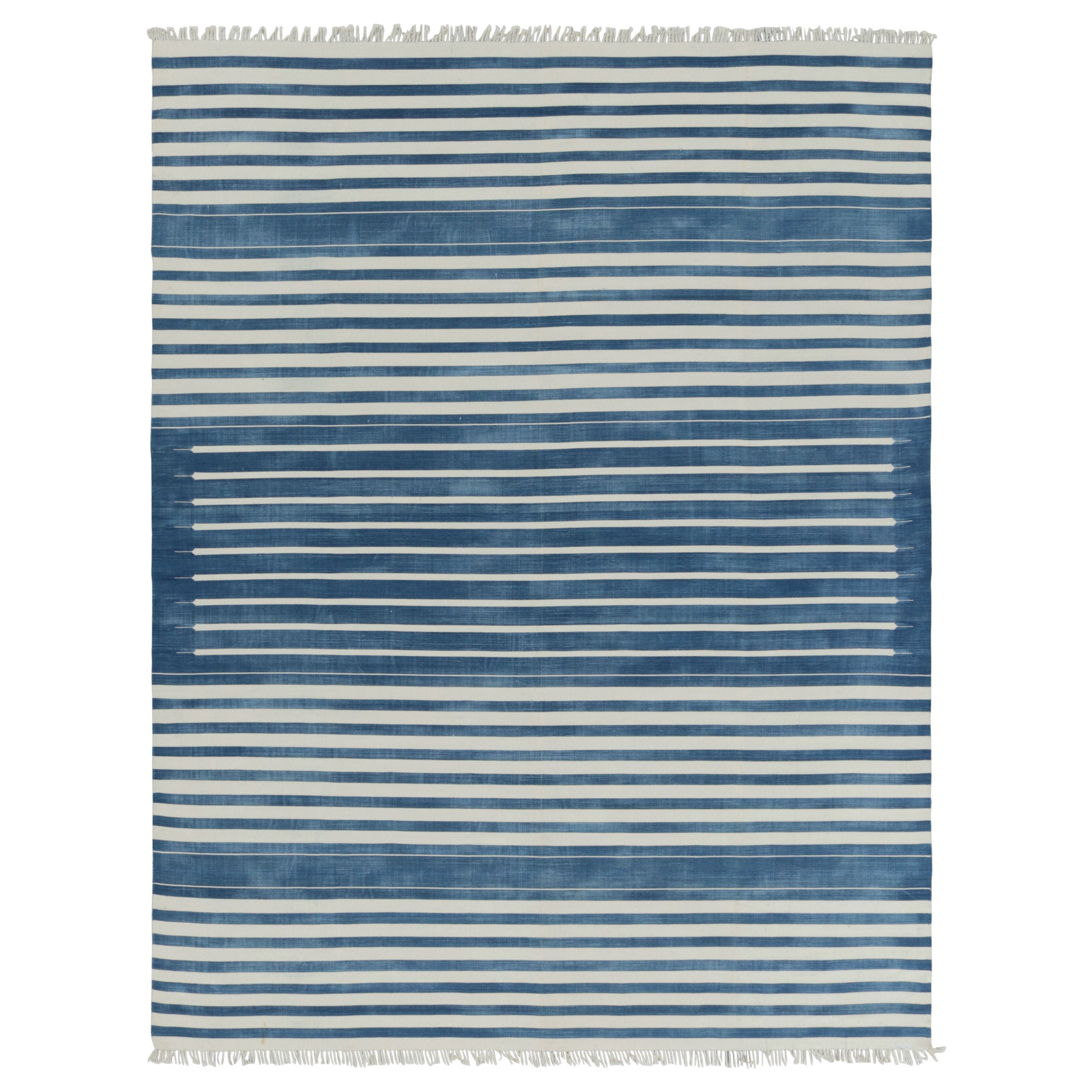 Rug & Kilim's Zeitgenössischer Dhurrie-Teppich in Dunkelblau und Weiß gestreift