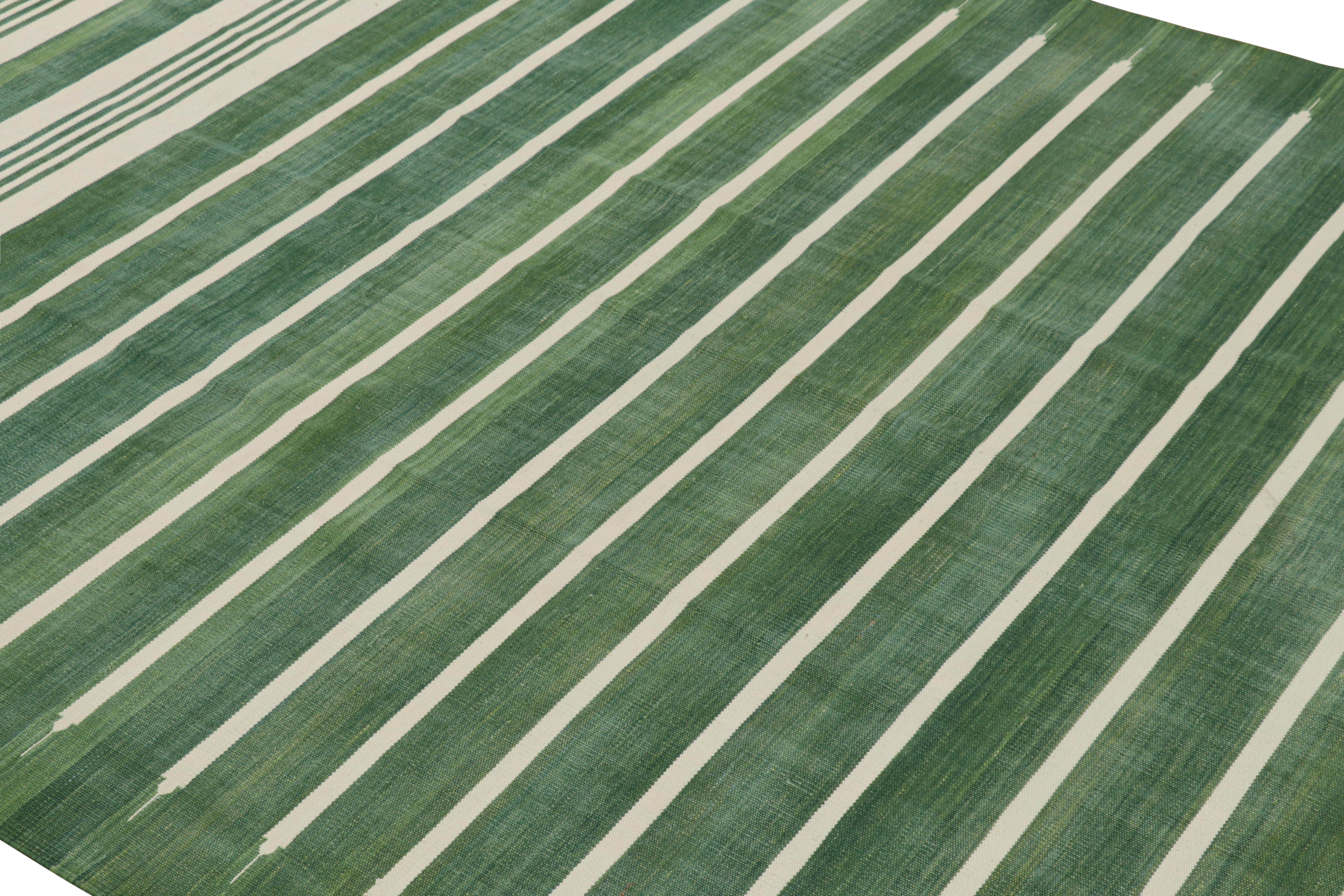 Questo contemporaneo 5×9 Dhurrie a trama piatta è un'entusiasmante novità nella stimata collezione di Rug & Kilim, che può essere personalizzata. Tessuta a mano in cotone, è una rivisitazione in chiave moderna di antiche e vintage Dhurrie a