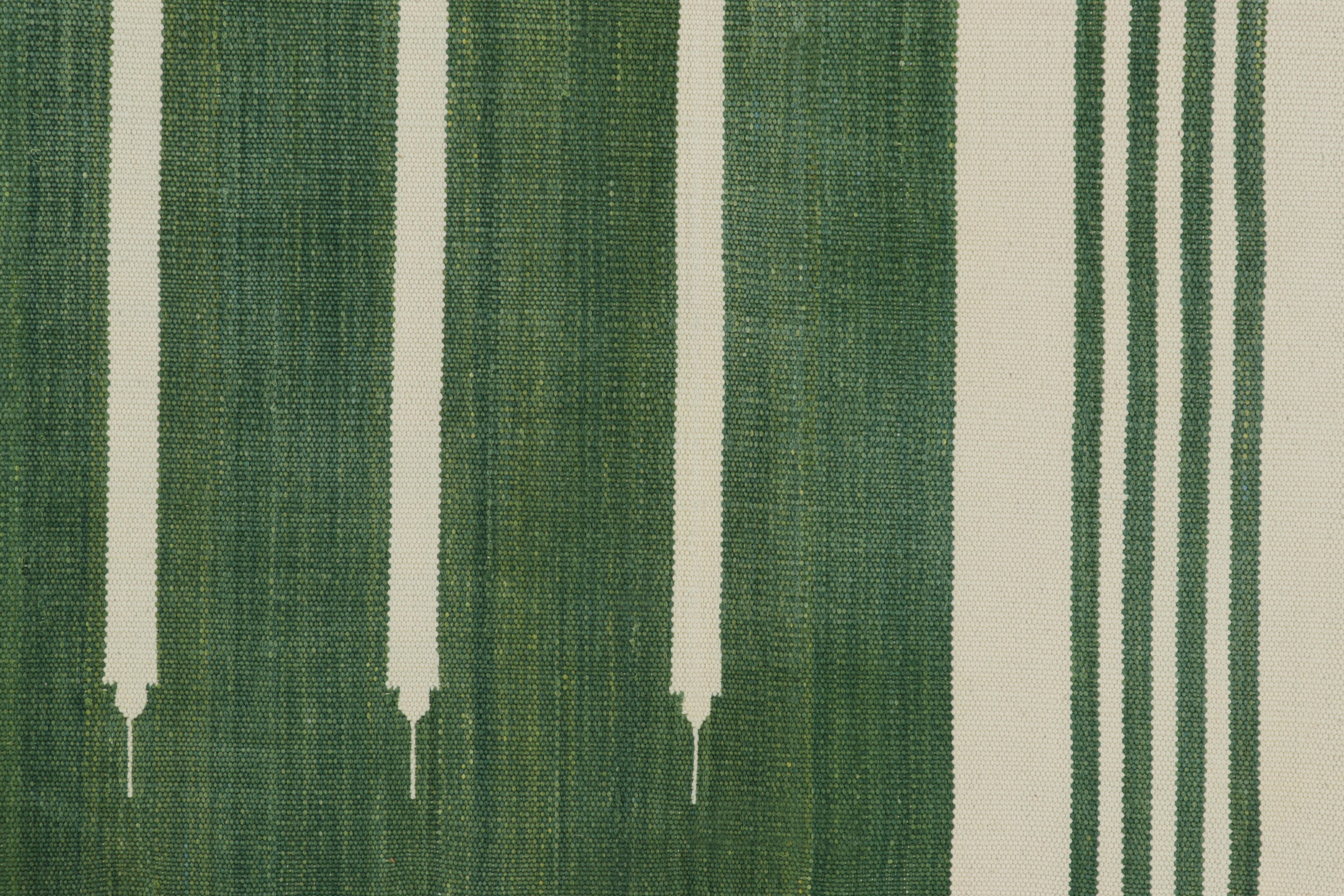 Moderno Rug & Kilim - Tappeto Dhurrie contemporaneo a strisce verdi e bianco sporco in vendita