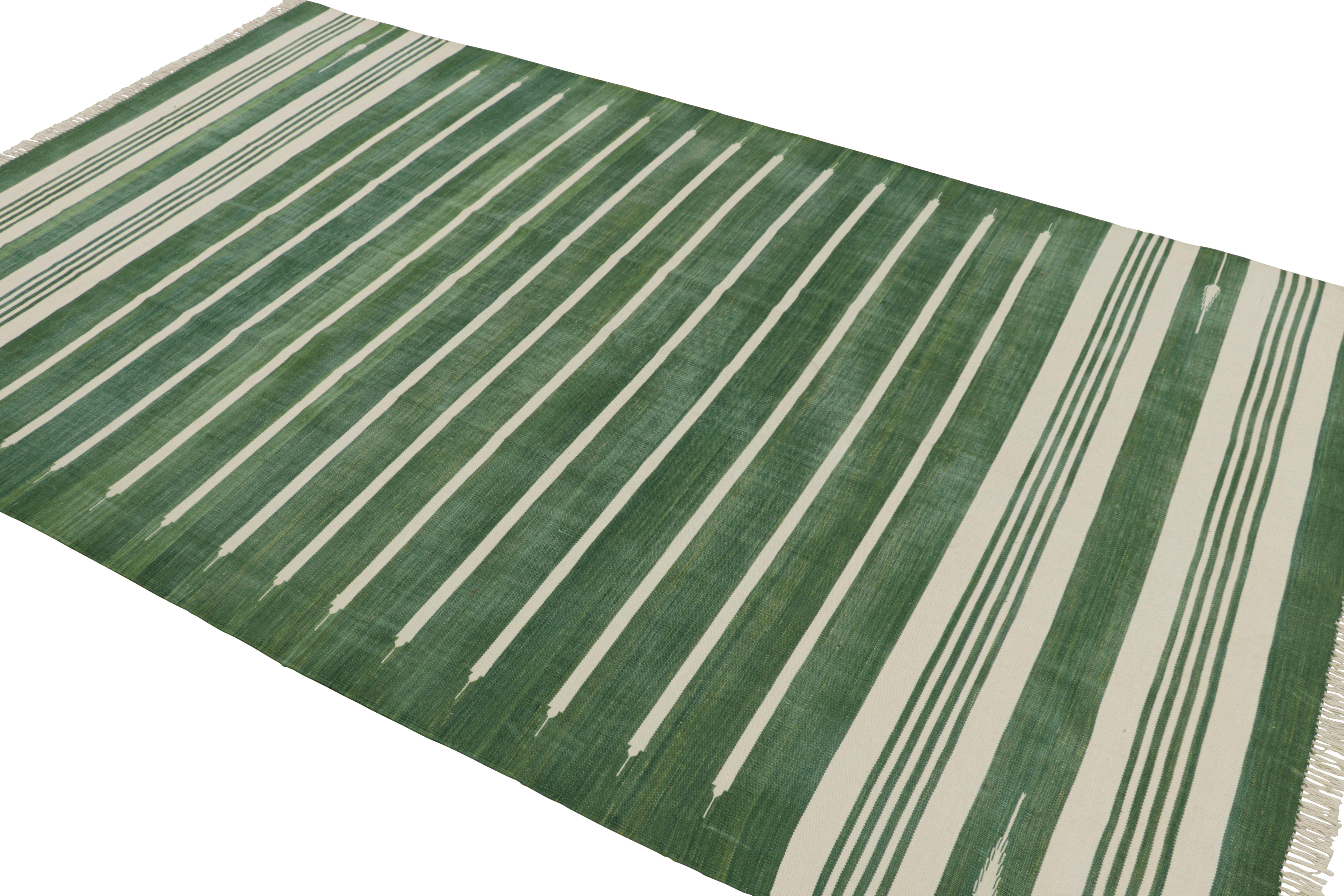 Indiano Rug & Kilim - Tappeto Dhurrie contemporaneo a strisce verdi e bianco sporco in vendita