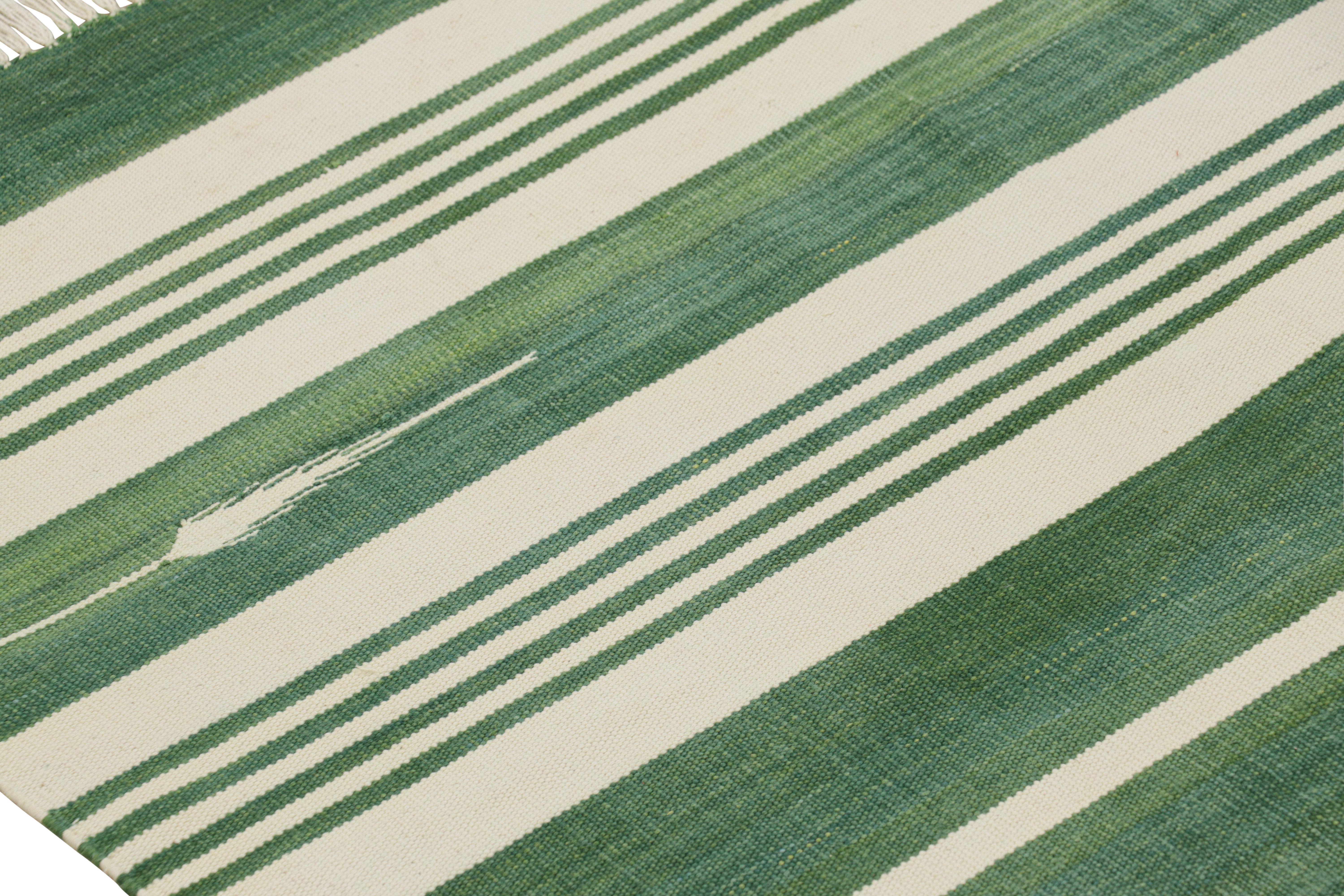 Rug & Kilim’s Contemporary Dhurrie Rug in Green and Off-White Stripes In condizioni Nuovo in vendita a Long Island City, NY