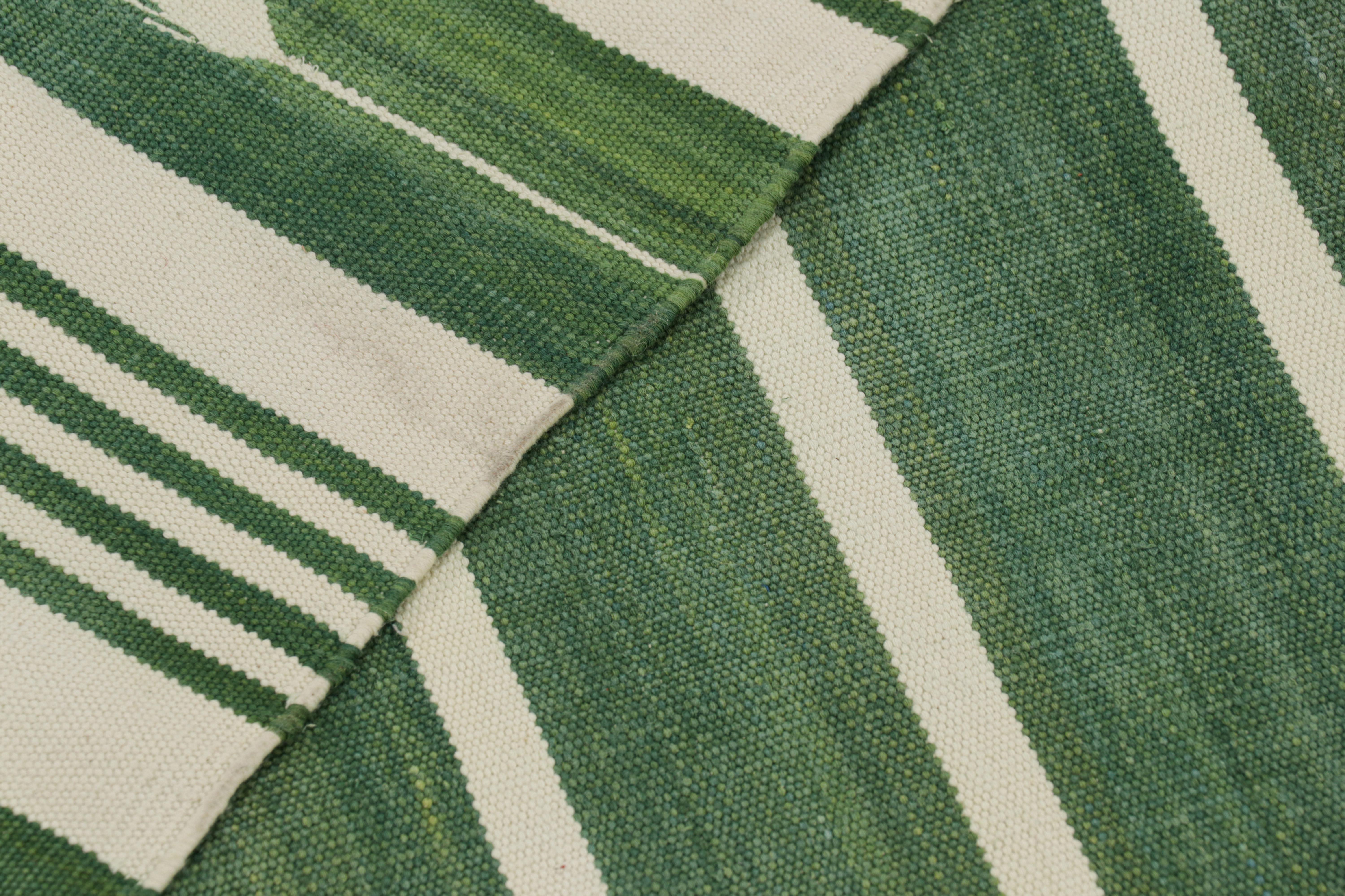 XXI secolo e contemporaneo Rug & Kilim - Tappeto Dhurrie contemporaneo a strisce verdi e bianco sporco in vendita