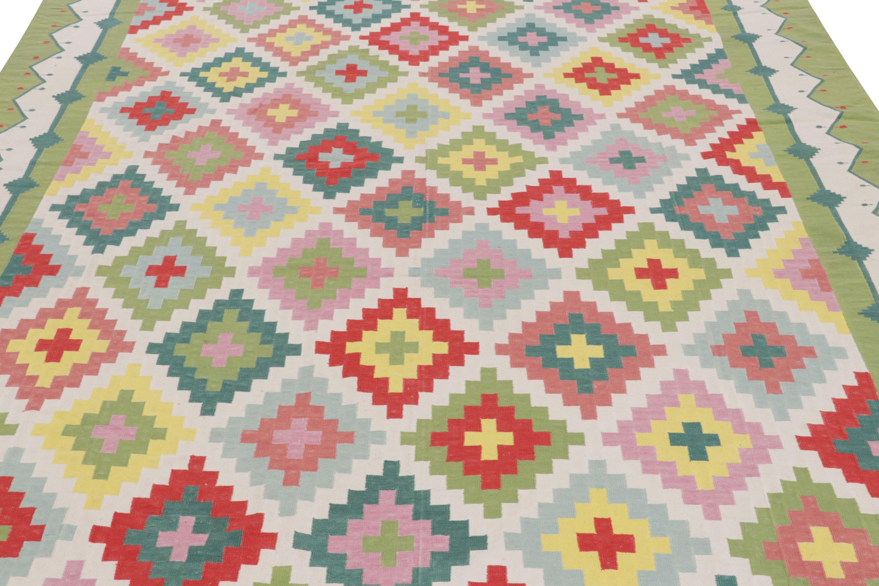 Dieses zeitgenössische 7x10 Dhurrie-Flachgewebe ist ein aufregender Neuzugang in der geschätzten Kollektion von Rug & Kilim, die nach Maß gefertigt wird. Dieses handgewebte Baumwollgewebe ist eine moderne Interpretation antiker und alter