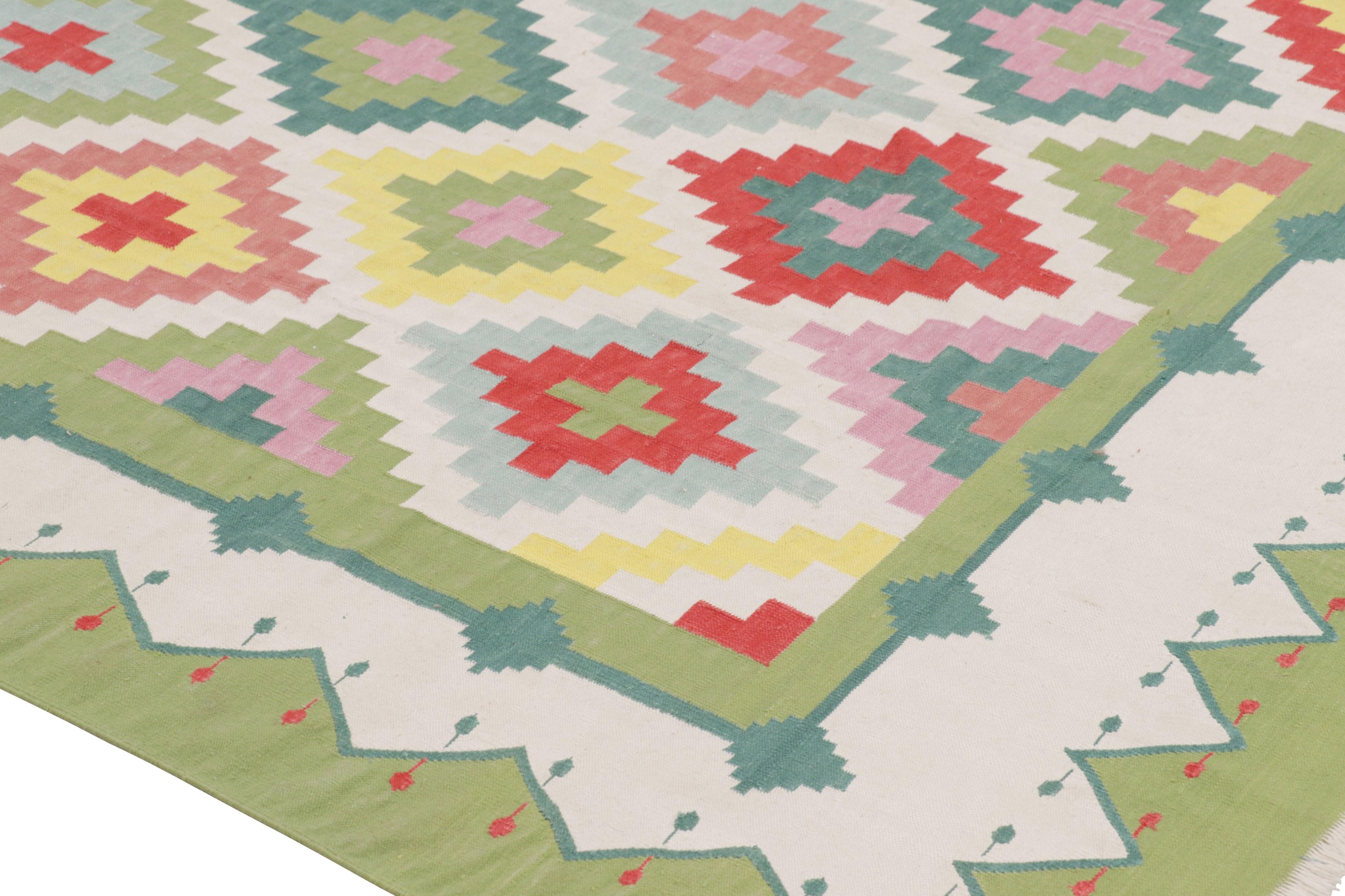 Rug & Kilim's zeitgenössischer Dhurrie-Teppich in Grün mit bunten Rautenmustern (Skandinavische Moderne) im Angebot