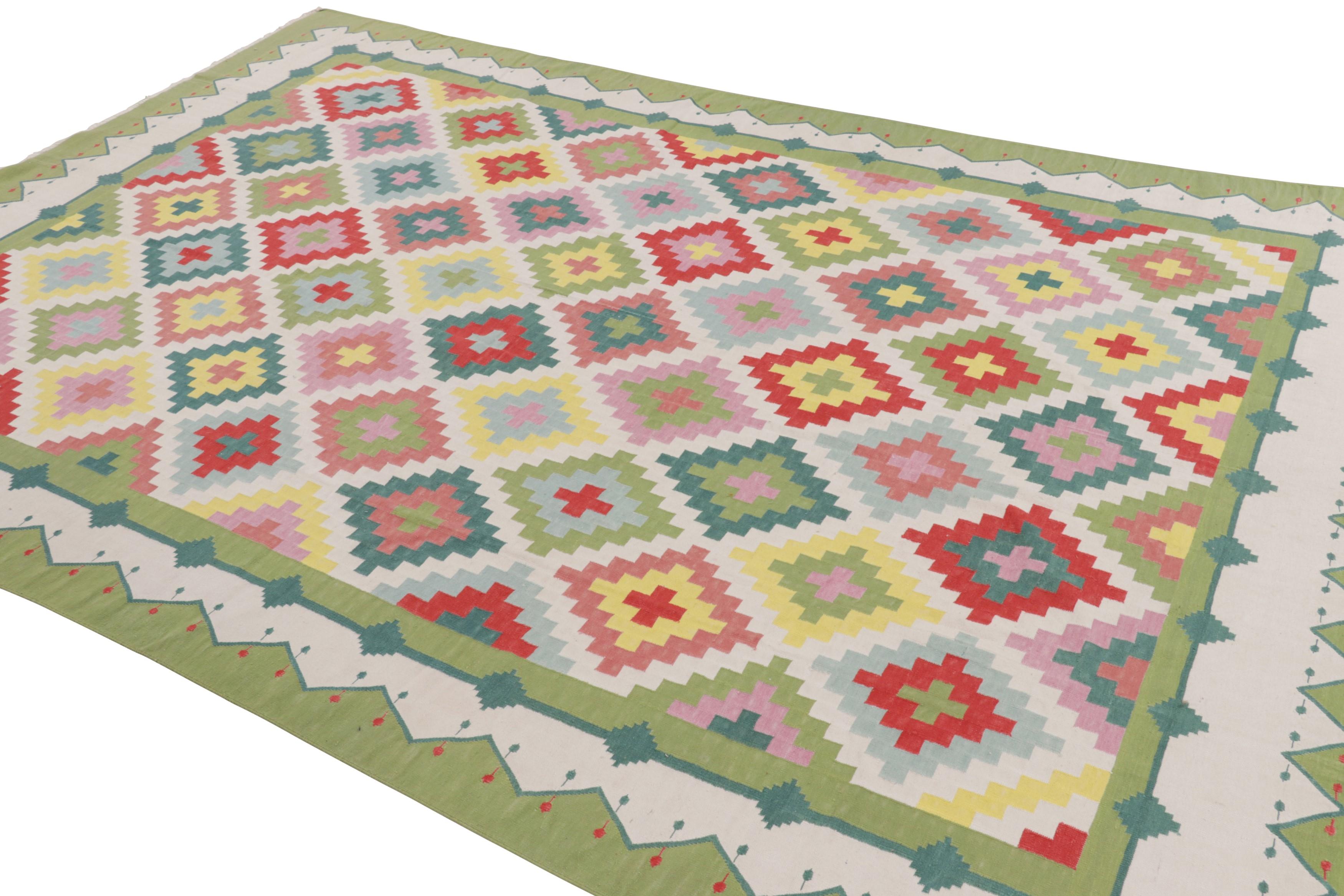 Rug & Kilim's zeitgenössischer Dhurrie-Teppich in Grün mit bunten Rautenmustern (Indisch) im Angebot