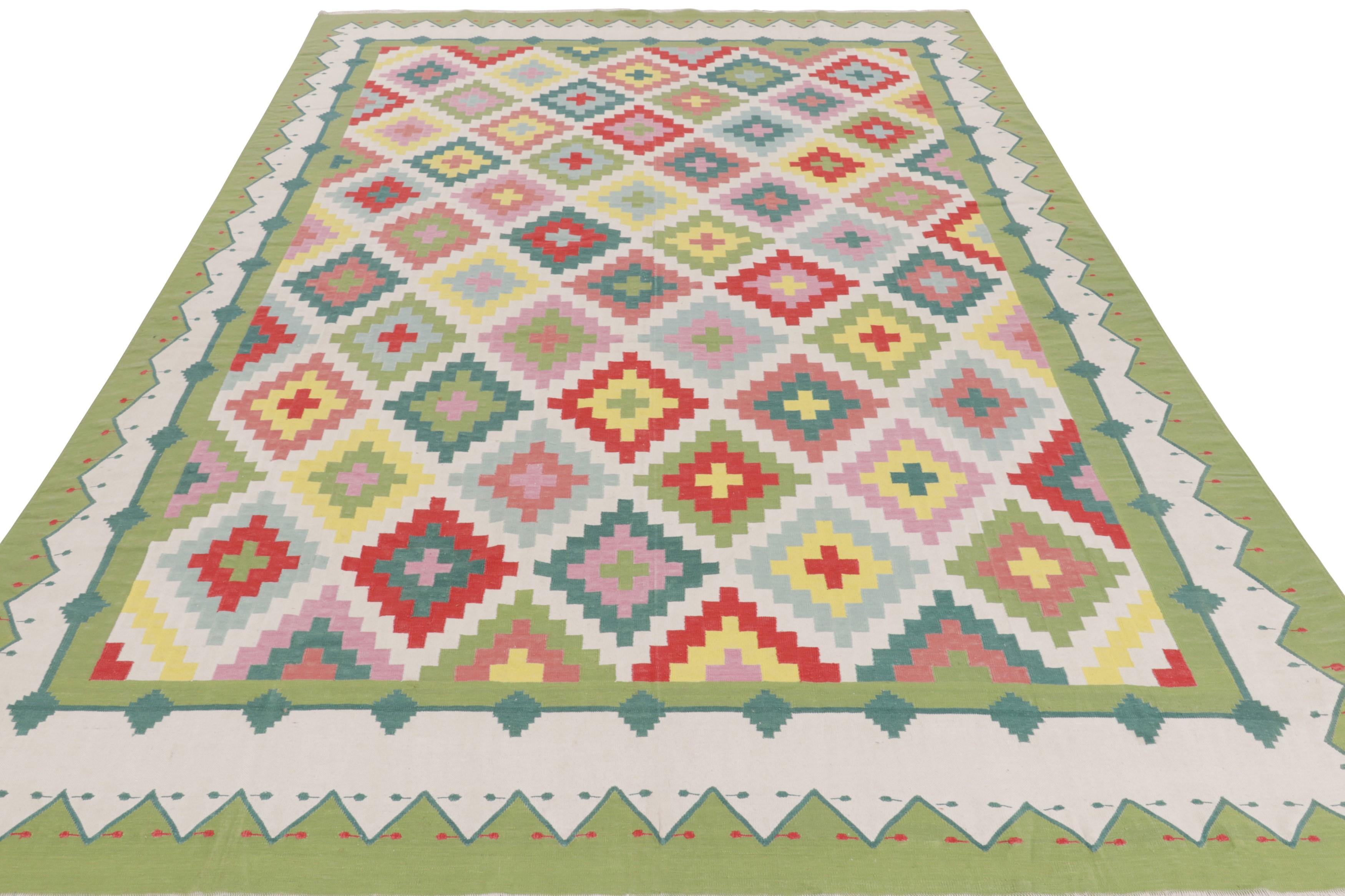 Rug & Kilim's zeitgenössischer Dhurrie-Teppich in Grün mit bunten Rautenmustern (Handgewebt) im Angebot