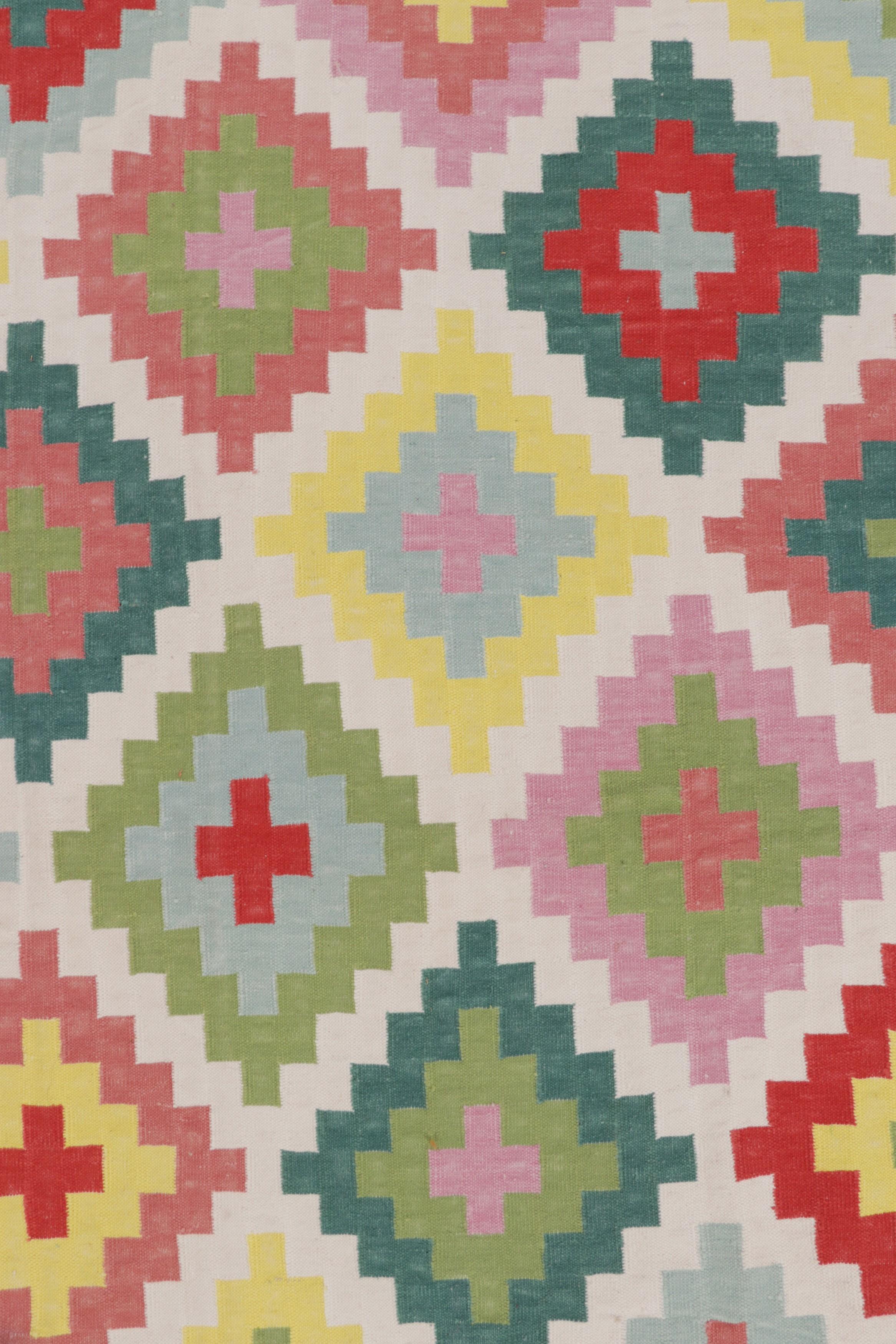 Rug & Kilim's zeitgenössischer Dhurrie-Teppich in Grün mit bunten Rautenmustern im Zustand „Neu“ im Angebot in Long Island City, NY