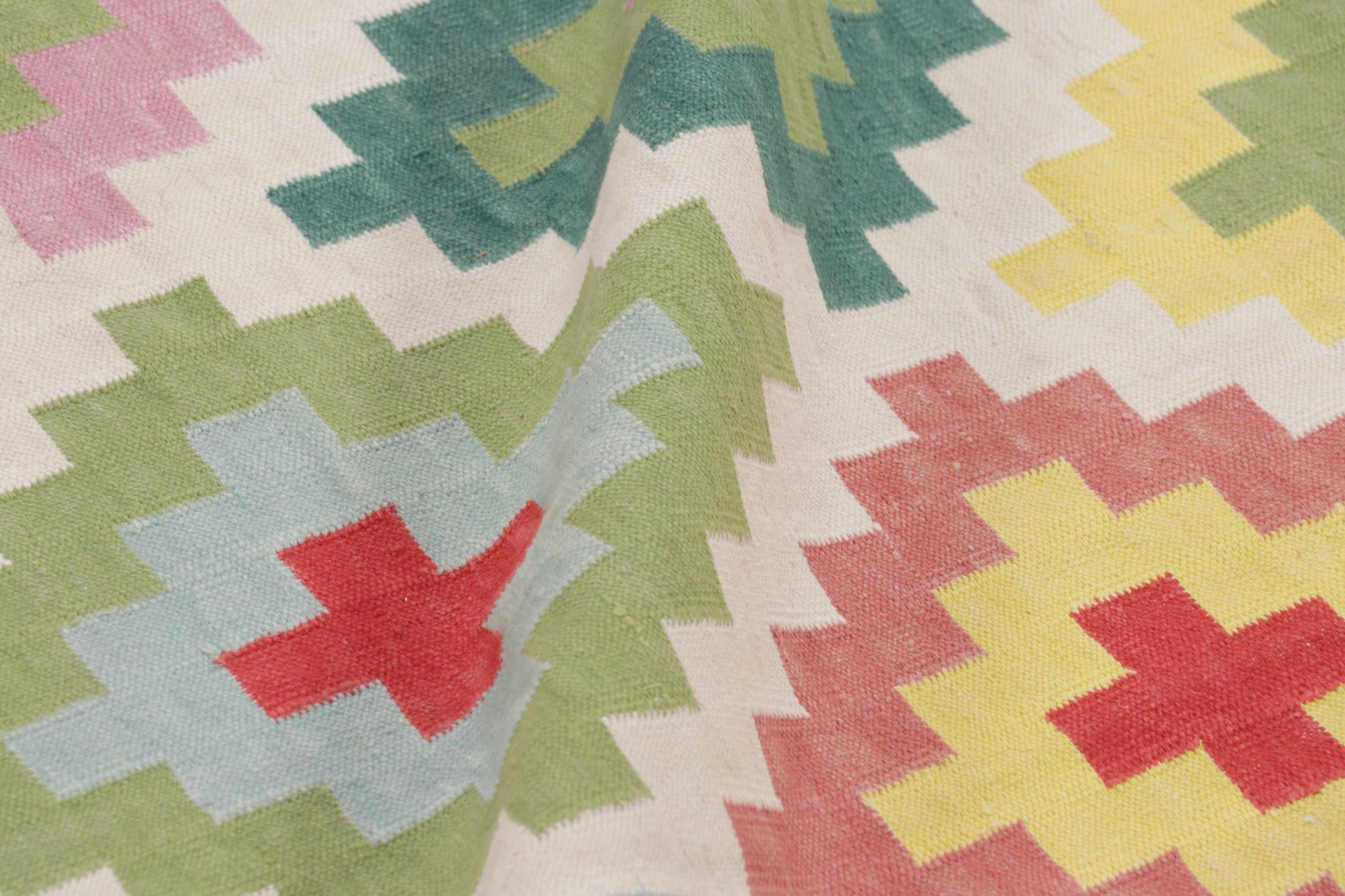 Rug & Kilim's zeitgenössischer Dhurrie-Teppich in Grün mit bunten Rautenmustern (21. Jahrhundert und zeitgenössisch) im Angebot