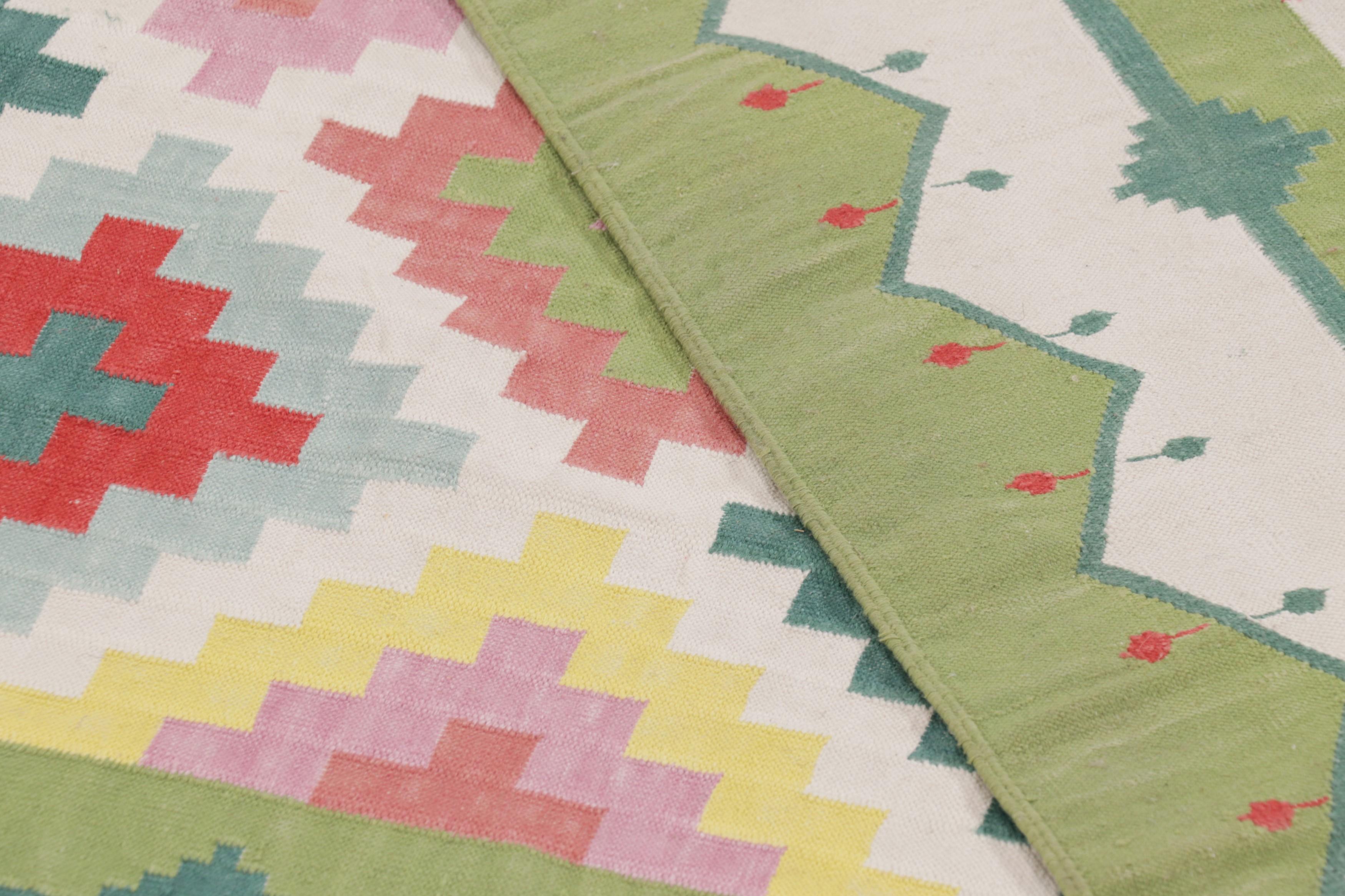 Rug & Kilim's zeitgenössischer Dhurrie-Teppich in Grün mit bunten Rautenmustern (Baumwolle) im Angebot