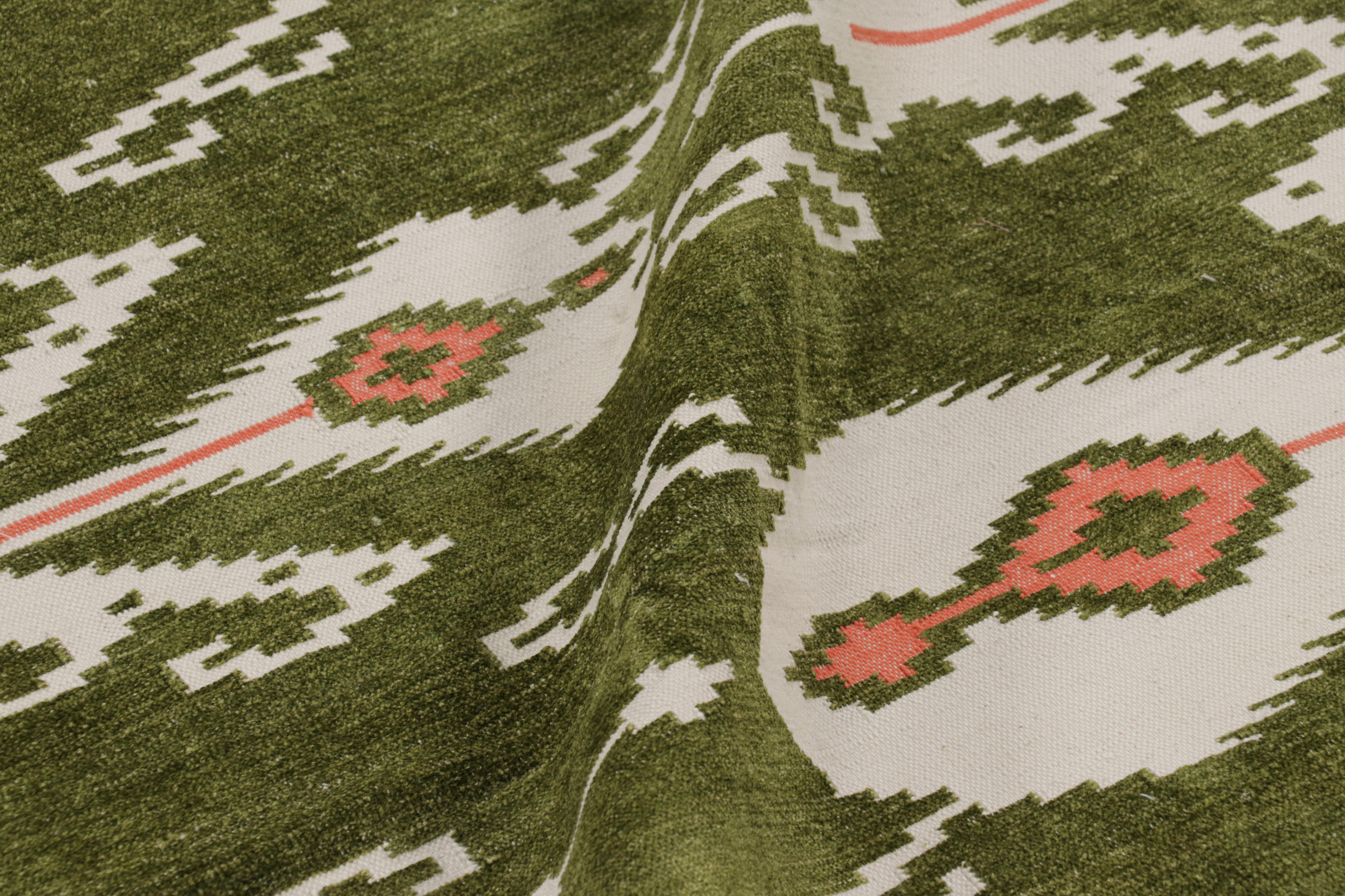 Alfombra Dhurrie Contemporánea Rug & Kilim en Verde con Ikats Blancos y Rosas Moderno en venta