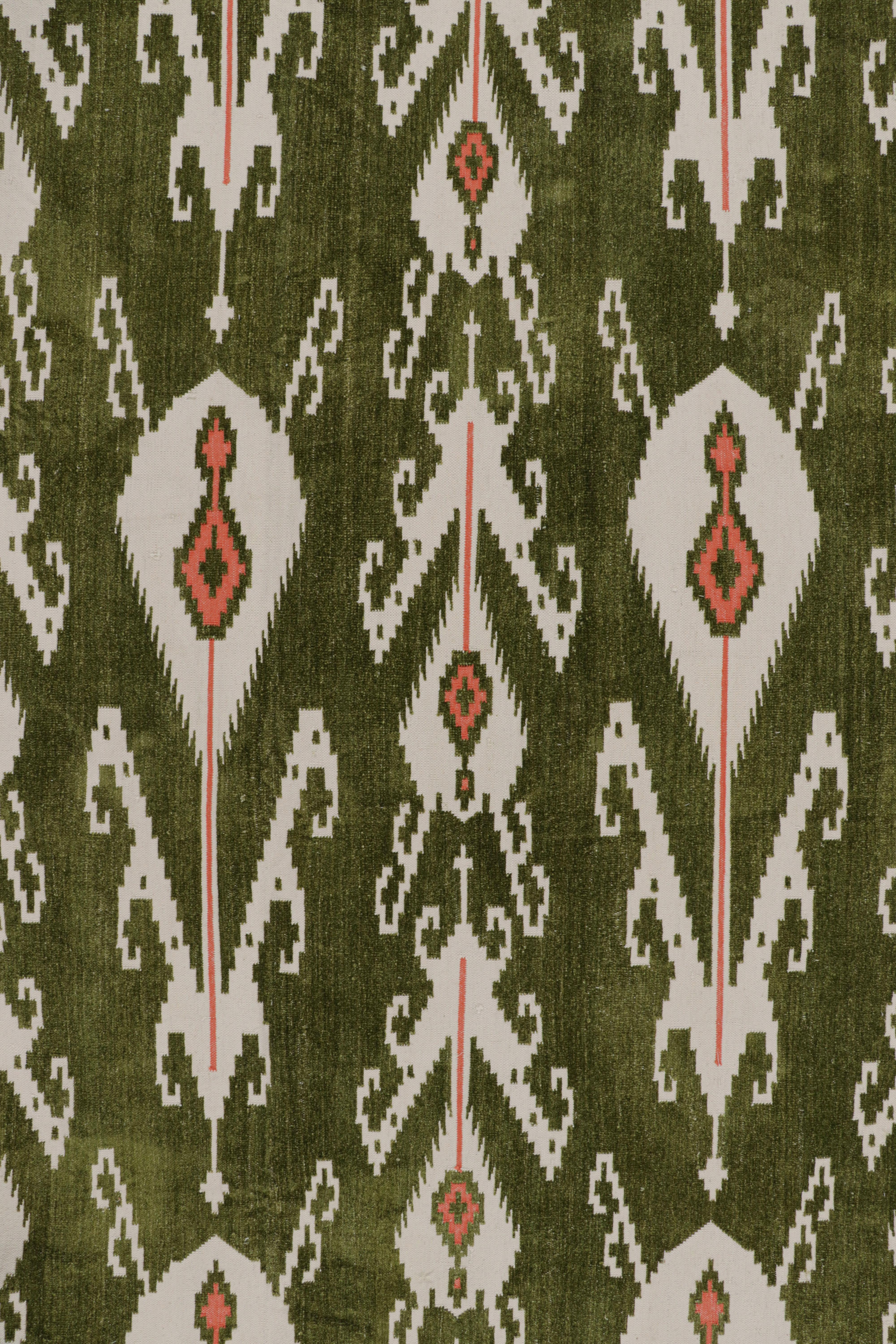 Alfombra Dhurrie Contemporánea Rug & Kilim en Verde con Ikats Blancos y Rosas Anudado a mano en venta