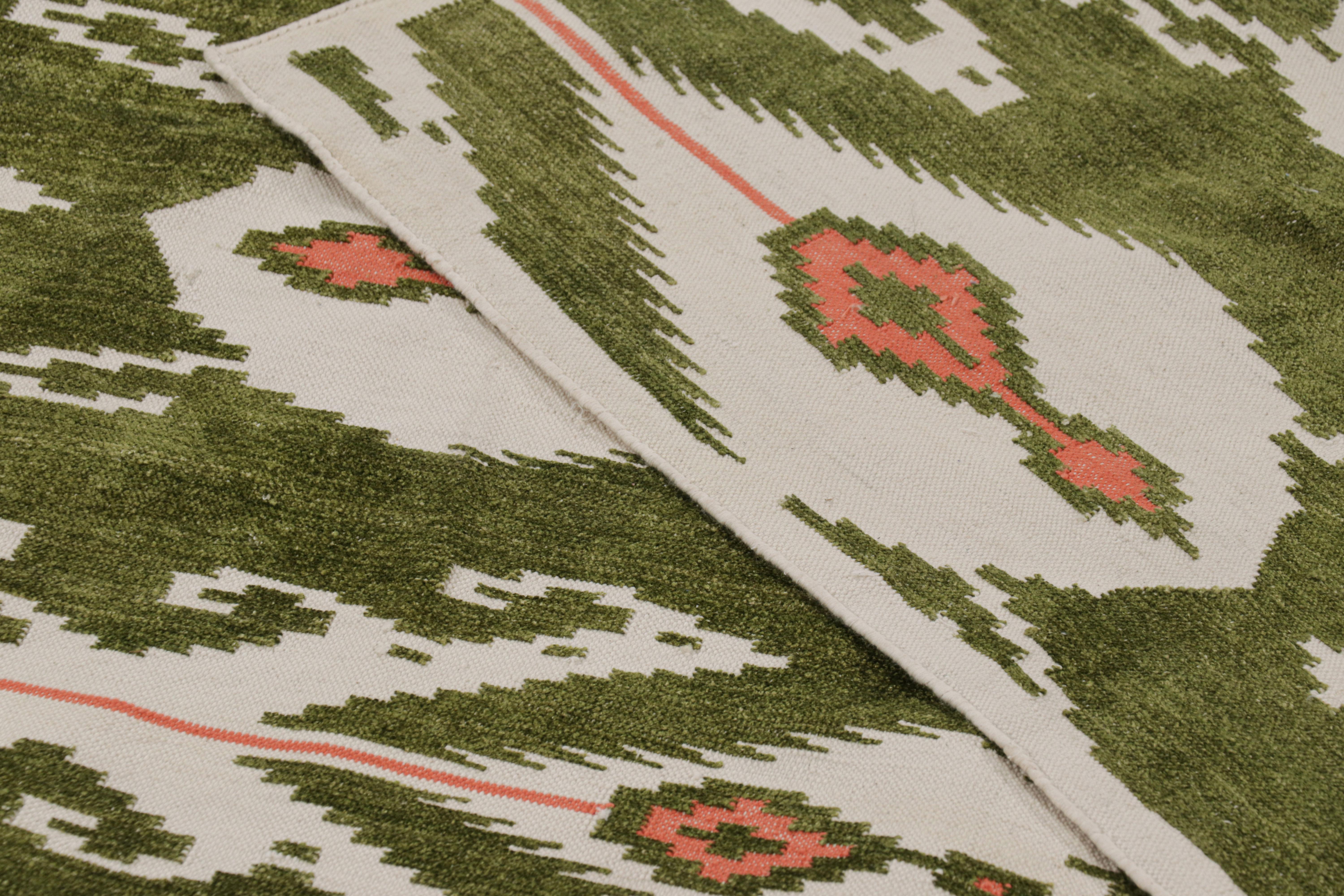 Alfombra Dhurrie Contemporánea Rug & Kilim en Verde con Ikats Blancos y Rosas Siglo XXI y contemporáneo en venta