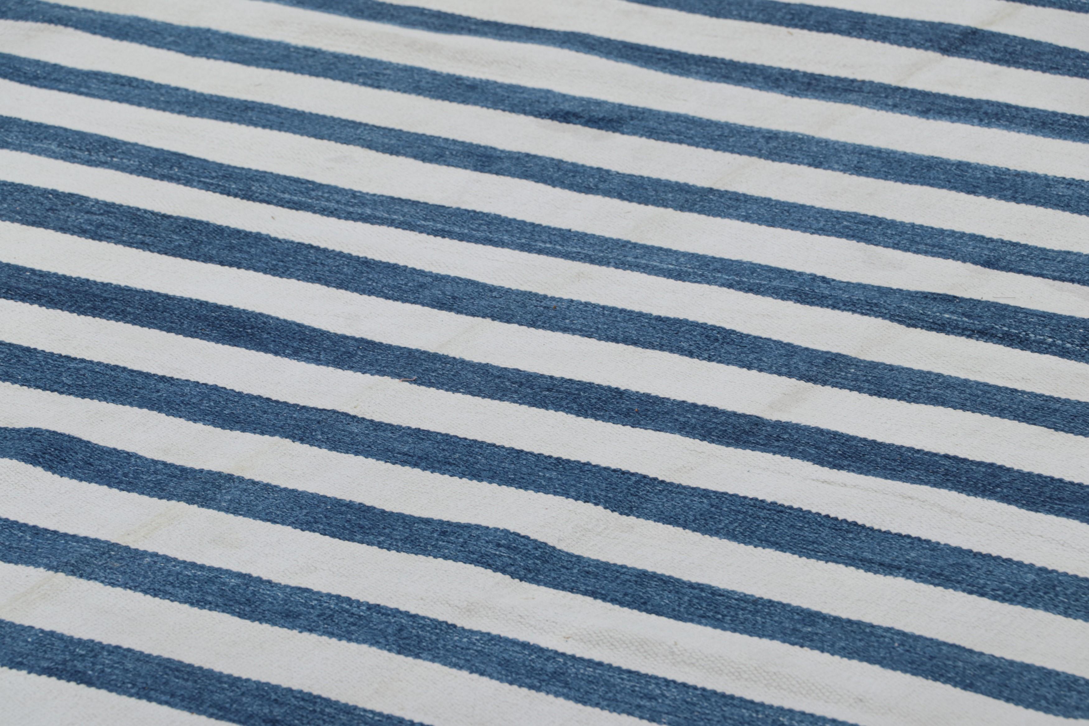 Ce tissage plat contemporain 8x10 Dhurrie est une nouvelle entrée passionnante dans la collection estimée de Rug & Kilim, qui peut être personnalisée. Tissé à la main en coton, il s'agit d'une version moderne des tissages plats anciens et vintage de