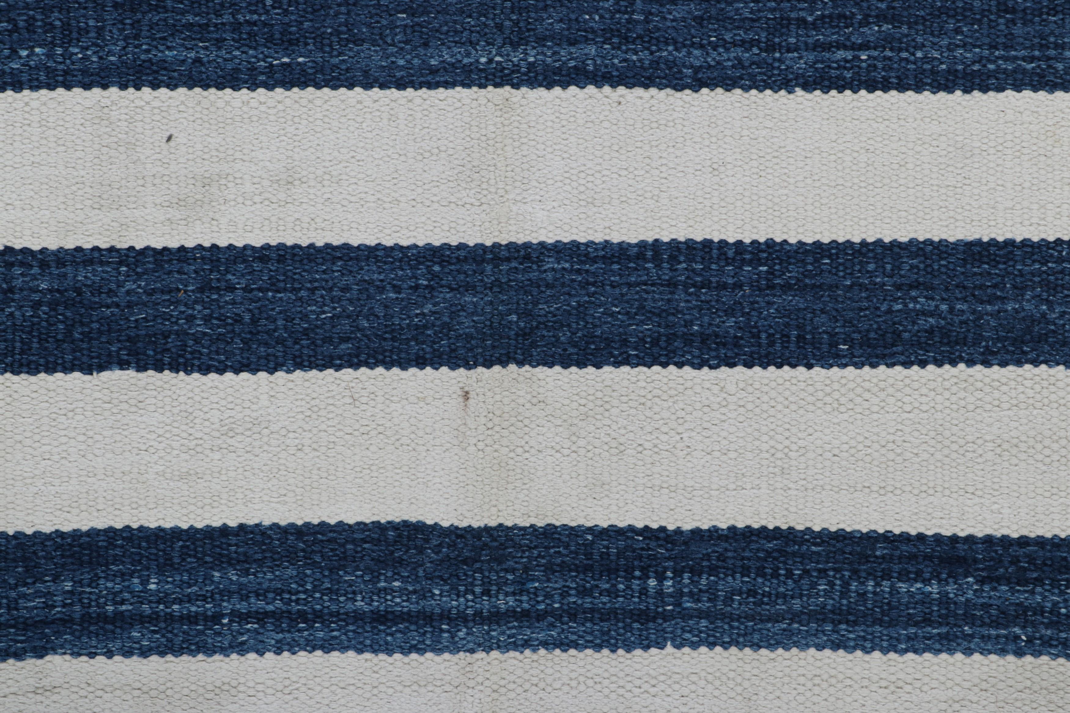 Moderne Rug & Kilim's Contemporary Dhurrie Rug in Navy Blue and Off-White Stripes (Tapis contemporain Dhurrie à rayures bleu marine et blanc cassé) en vente