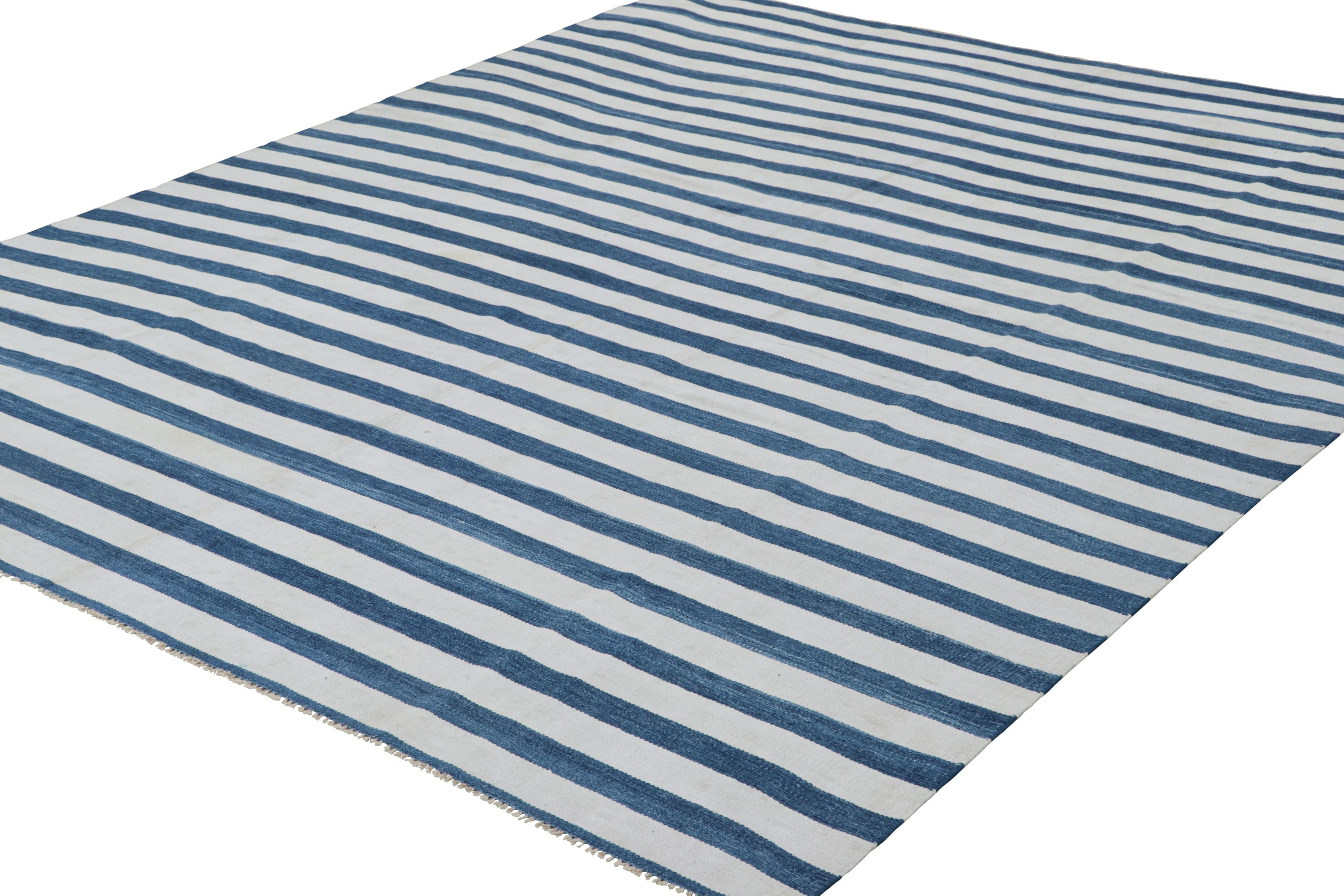 Indien Rug & Kilim's Contemporary Dhurrie Rug in Navy Blue and Off-White Stripes (Tapis contemporain Dhurrie à rayures bleu marine et blanc cassé) en vente