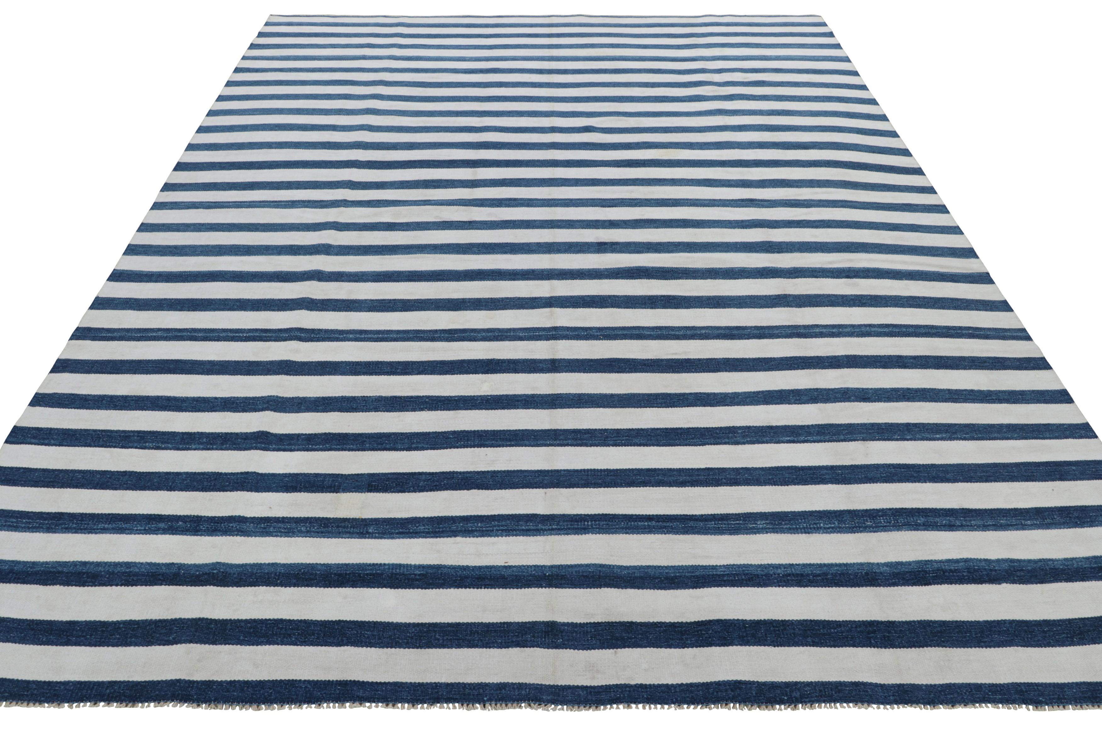 Tissé à la main Rug & Kilim's Contemporary Dhurrie Rug in Navy Blue and Off-White Stripes (Tapis contemporain Dhurrie à rayures bleu marine et blanc cassé) en vente