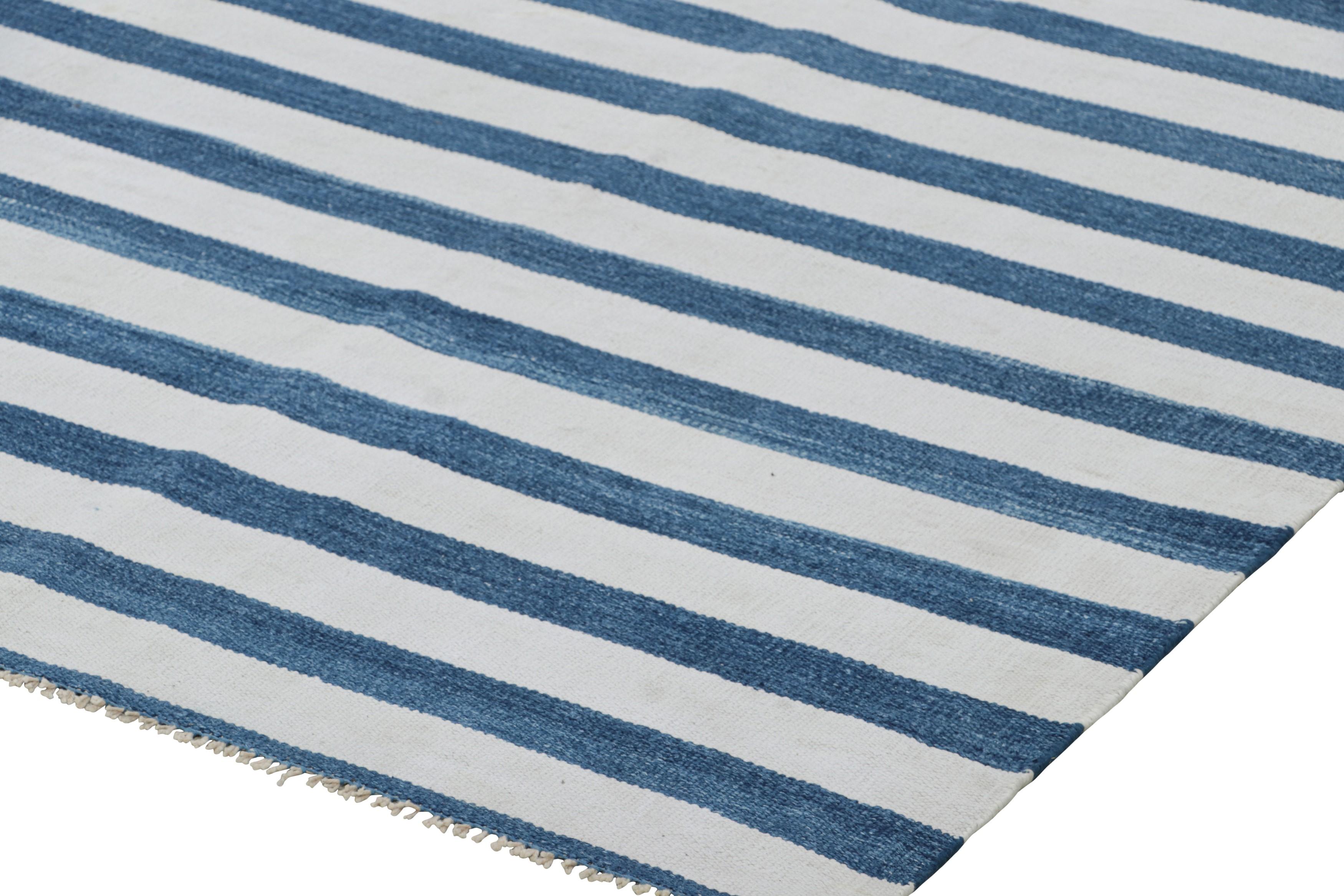 Rug & Kilim's Contemporary Dhurrie Rug in Navy Blue and Off-White Stripes (Tapis contemporain Dhurrie à rayures bleu marine et blanc cassé) Neuf - En vente à Long Island City, NY
