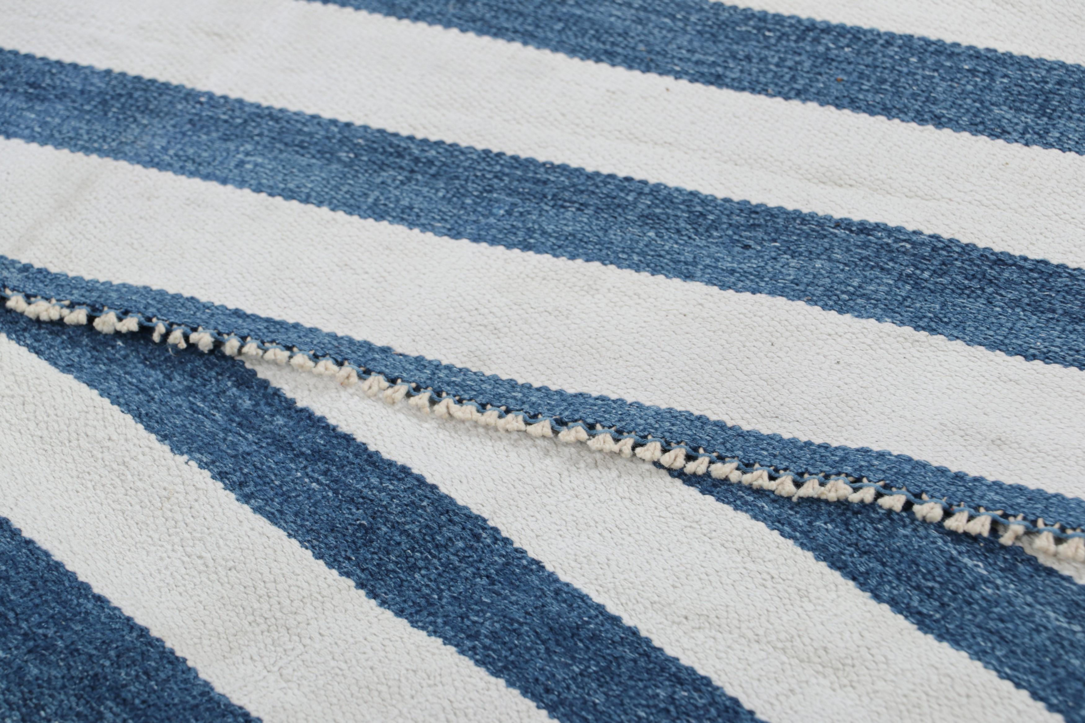 XXIe siècle et contemporain Rug & Kilim's Contemporary Dhurrie Rug in Navy Blue and Off-White Stripes (Tapis contemporain Dhurrie à rayures bleu marine et blanc cassé) en vente