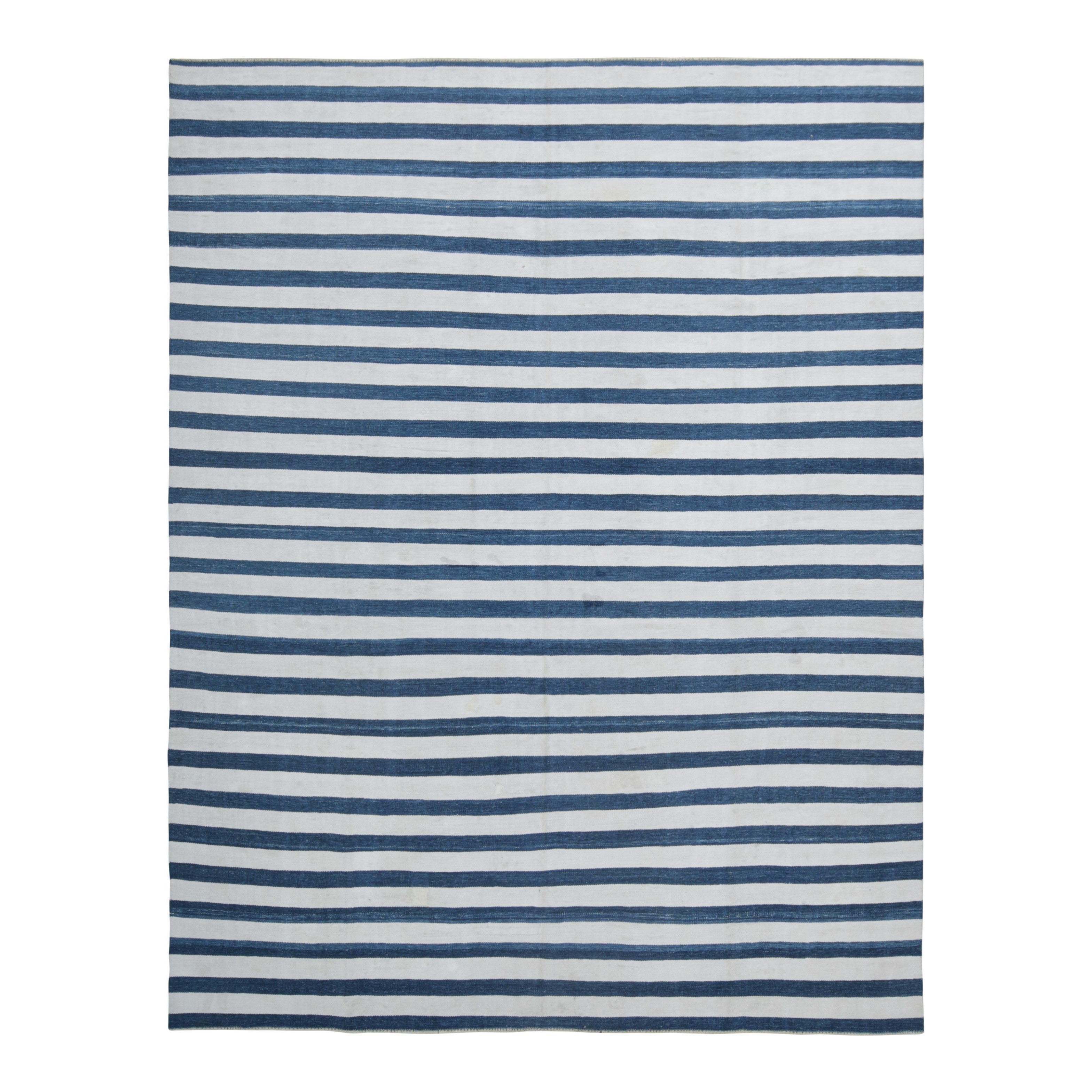 Rug & Kilim - Tappeto Dhurrie contemporaneo a strisce blu navy e bianco sporco